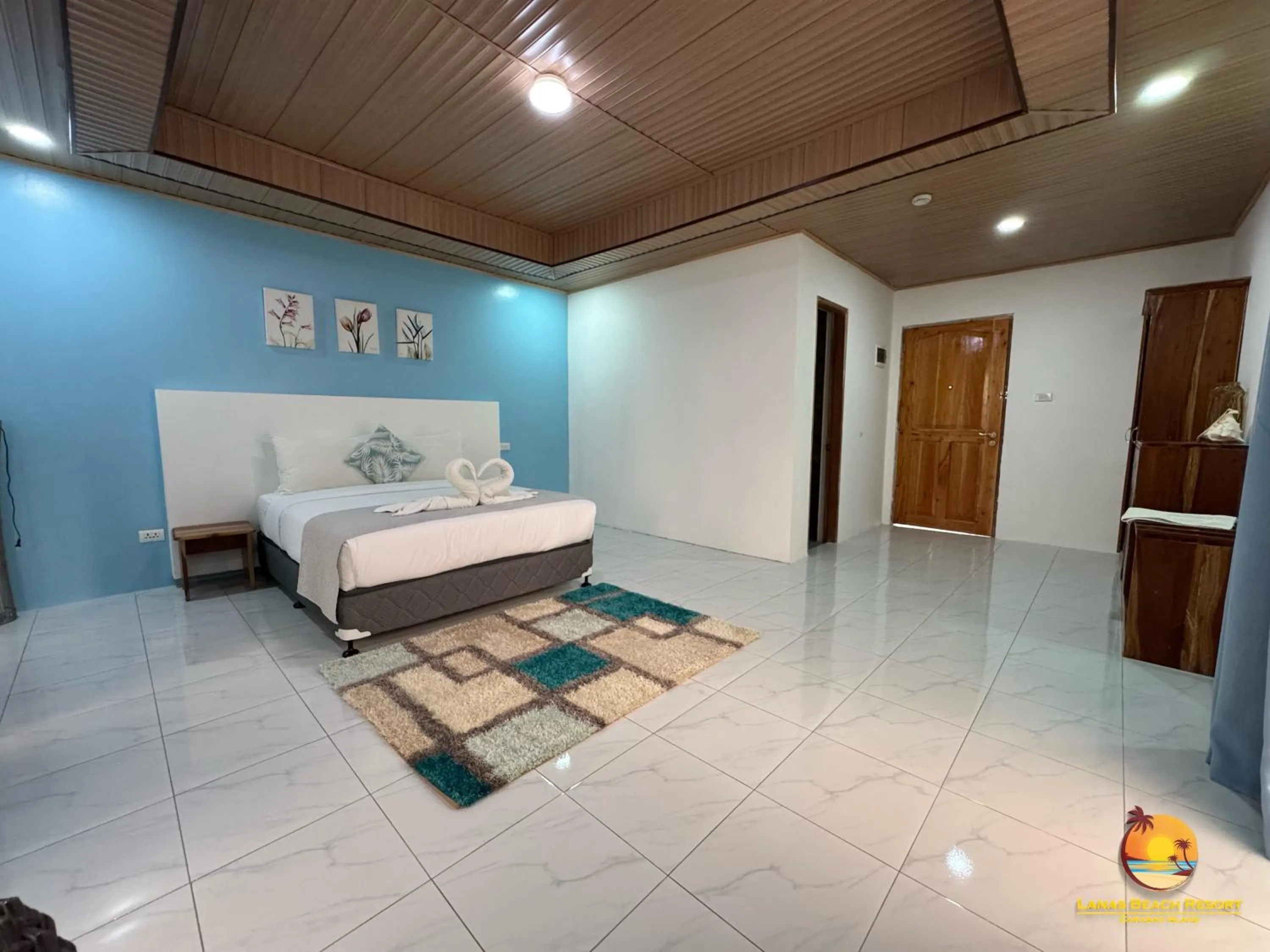 Bed in Lanas Beach Resort Carabao Island