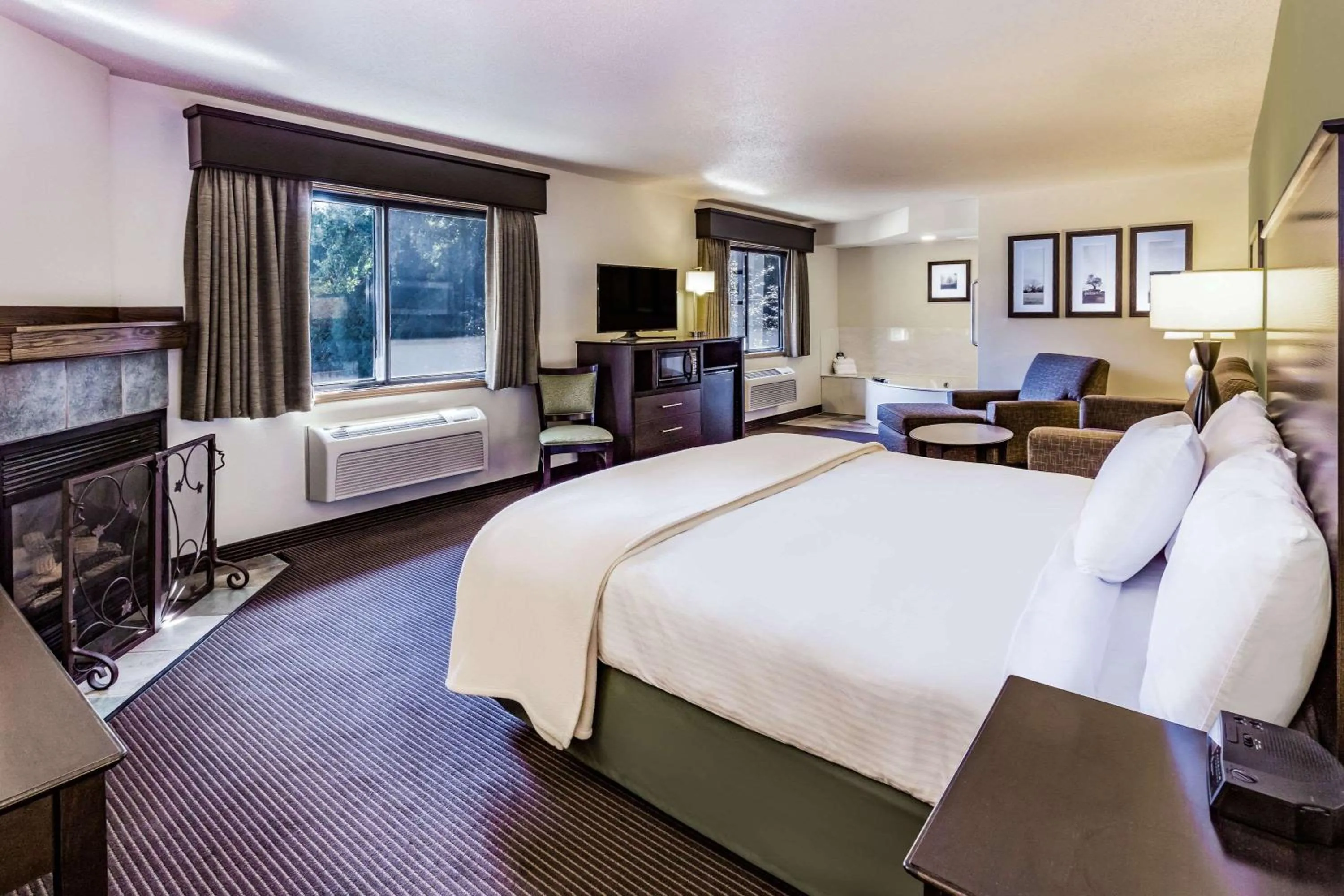 Photo of the whole room, Bed in AmericInn by Wyndham Hampton