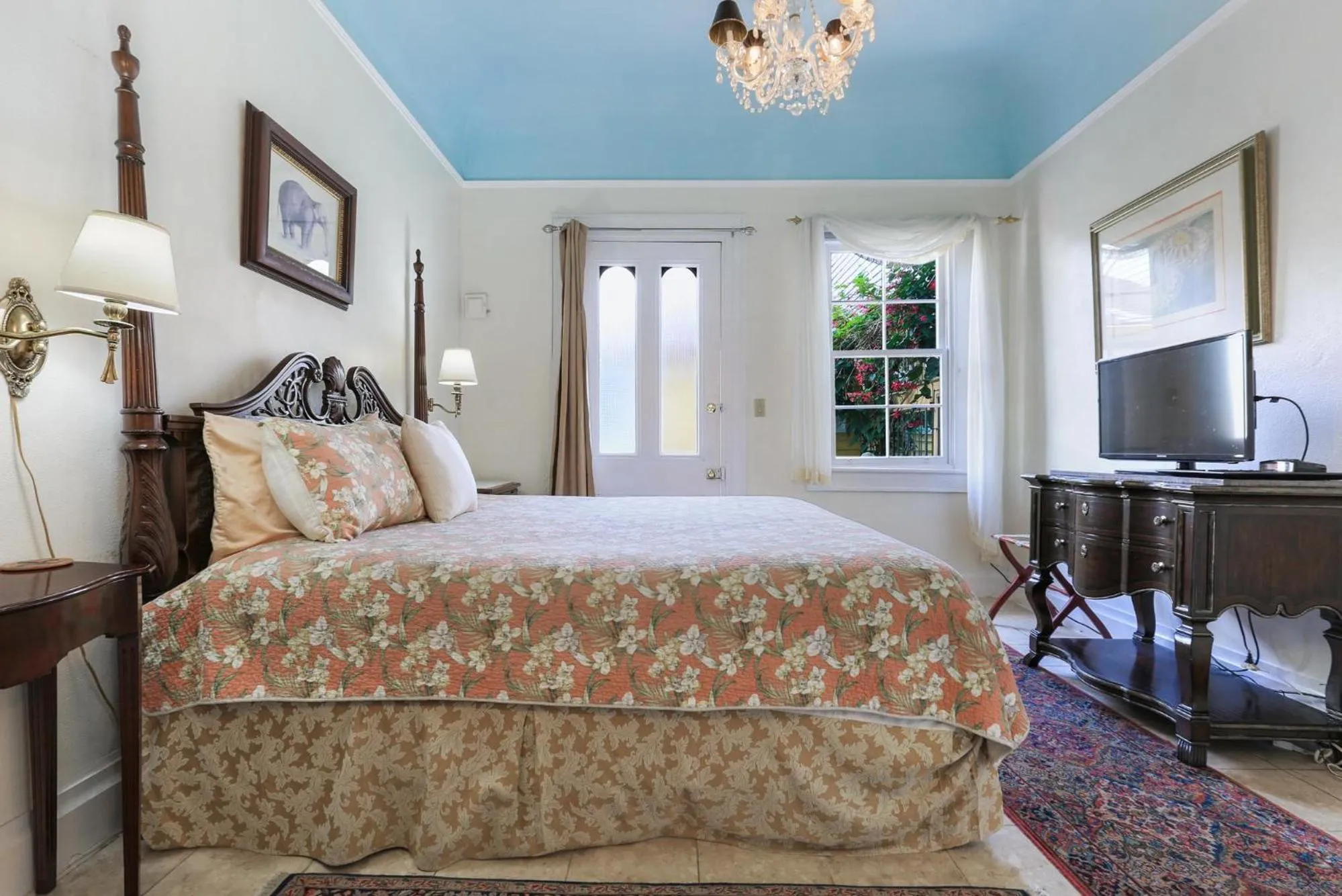 Bed in Historic Inn in the Marigny, blocks to French Quarter