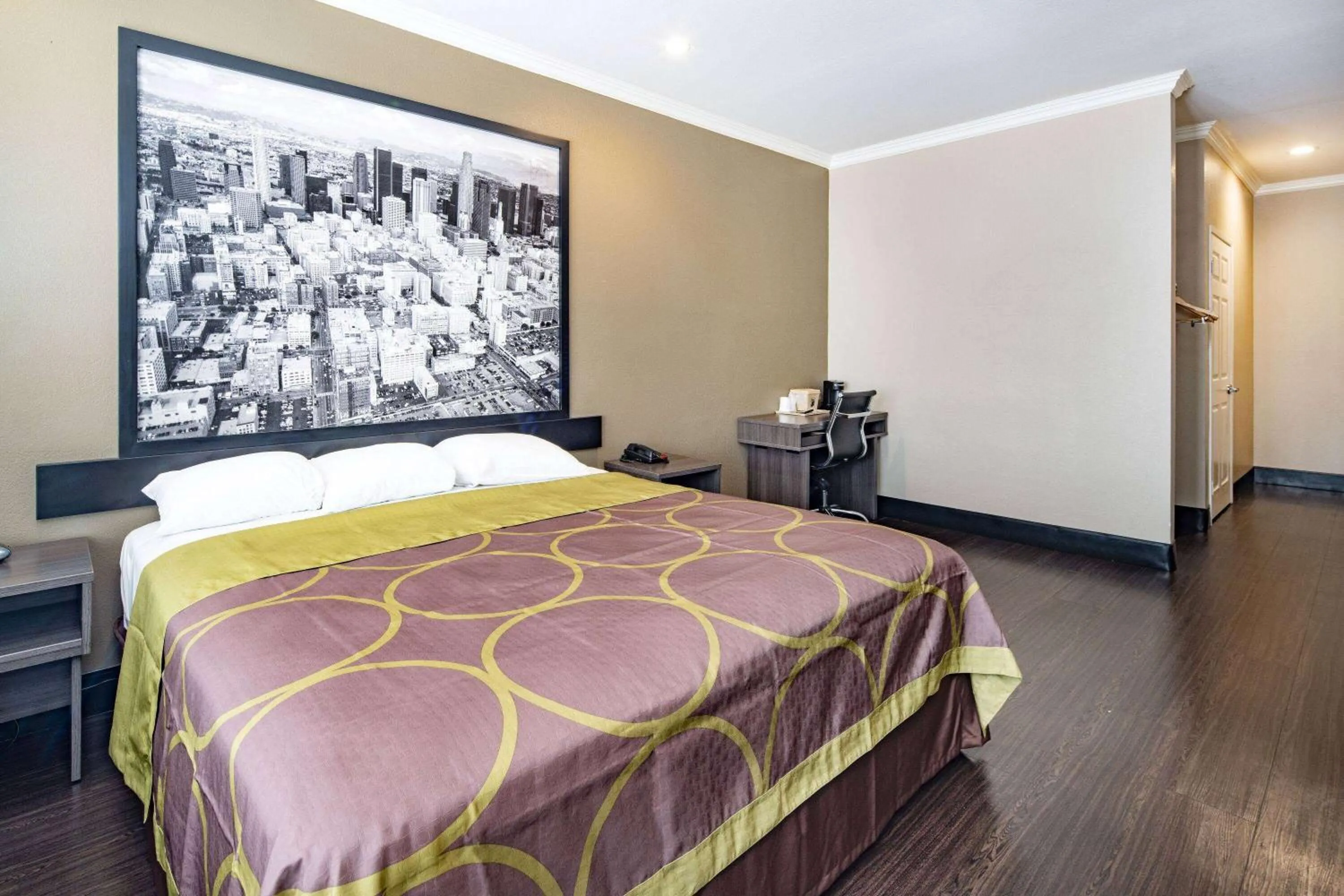 Photo of the whole room, Bed in Super 8 by Wyndham North Hollywood