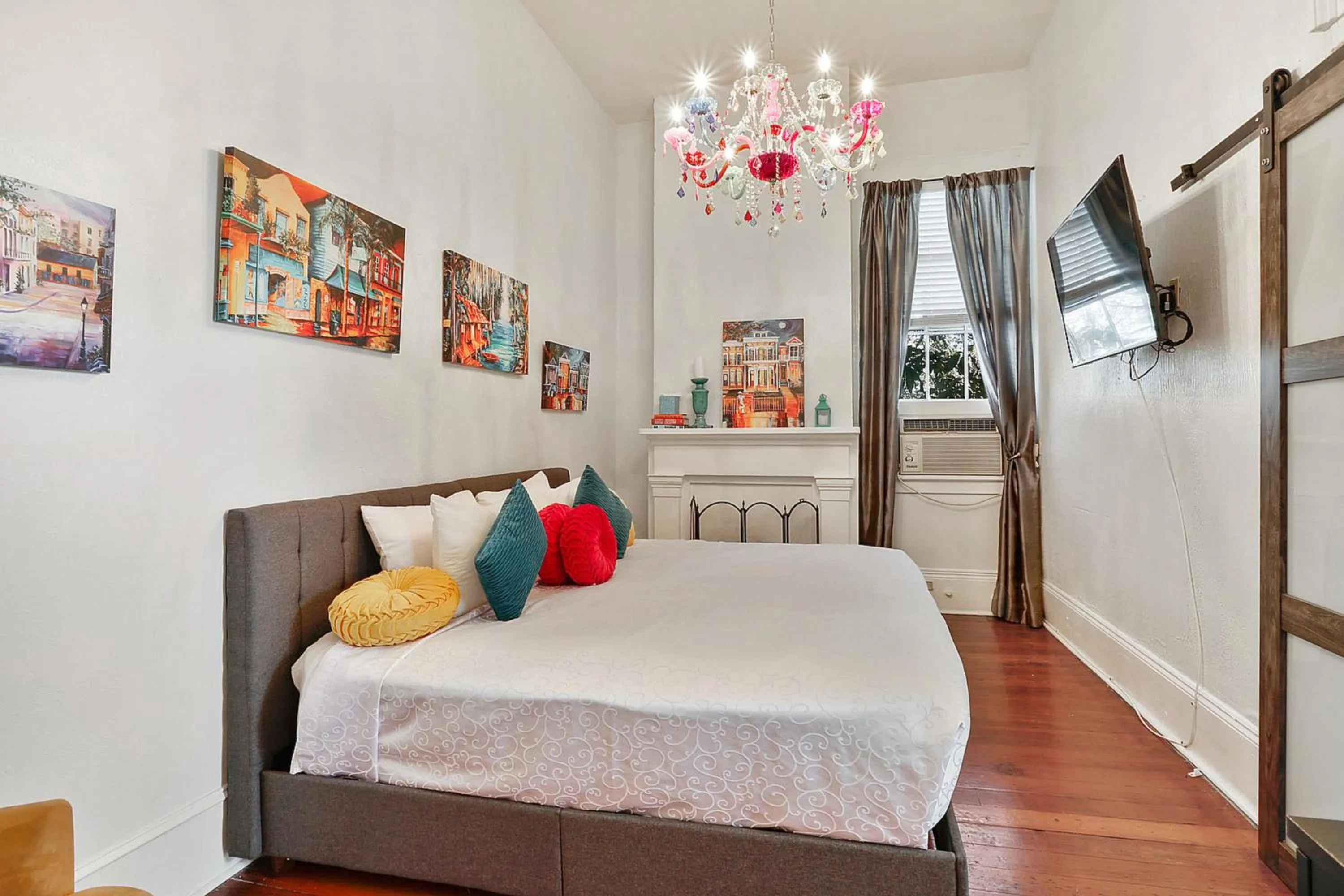 #9 King or 2-twins Suite in The Mansion on Royal