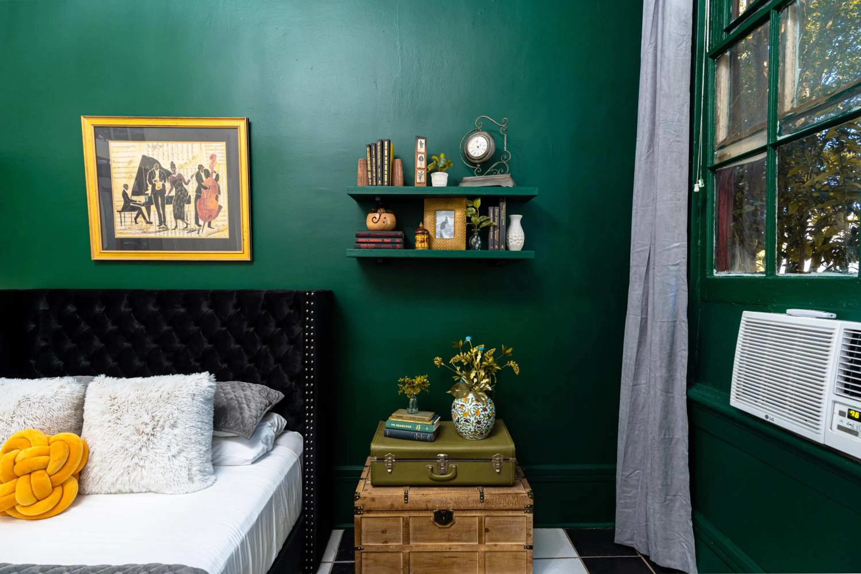 Bed in The Mansion on Royal