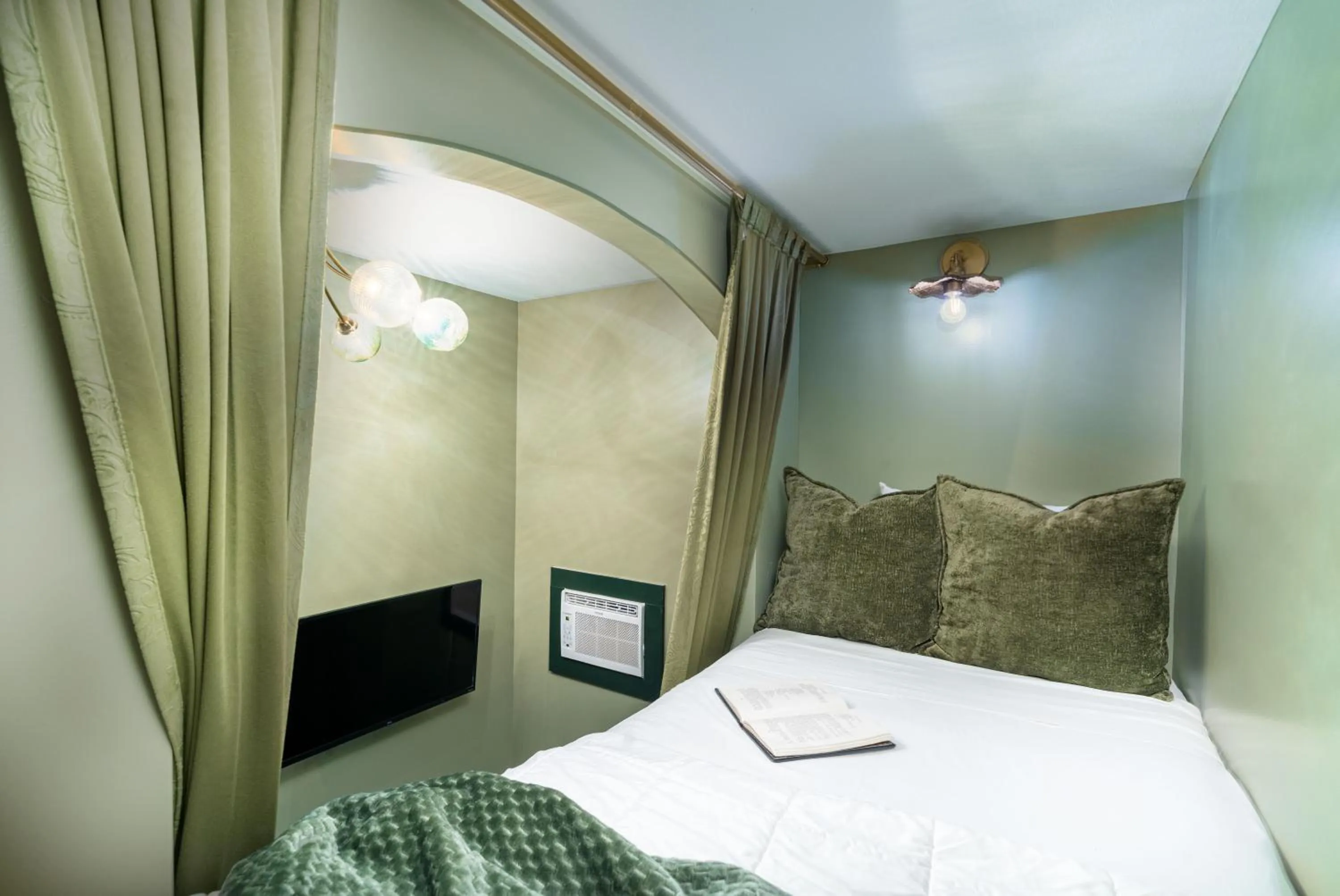 Bed in The Mansion on Royal