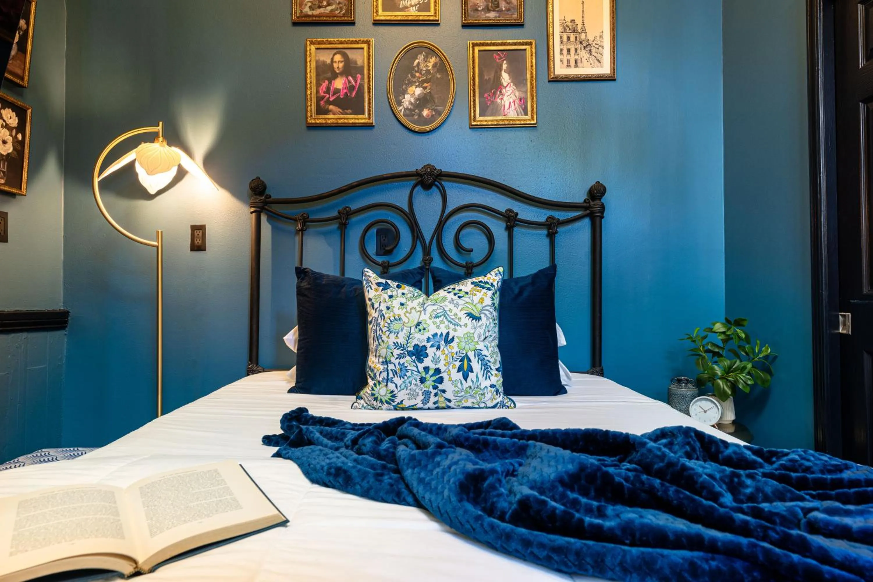 Bed in The Mansion on Royal