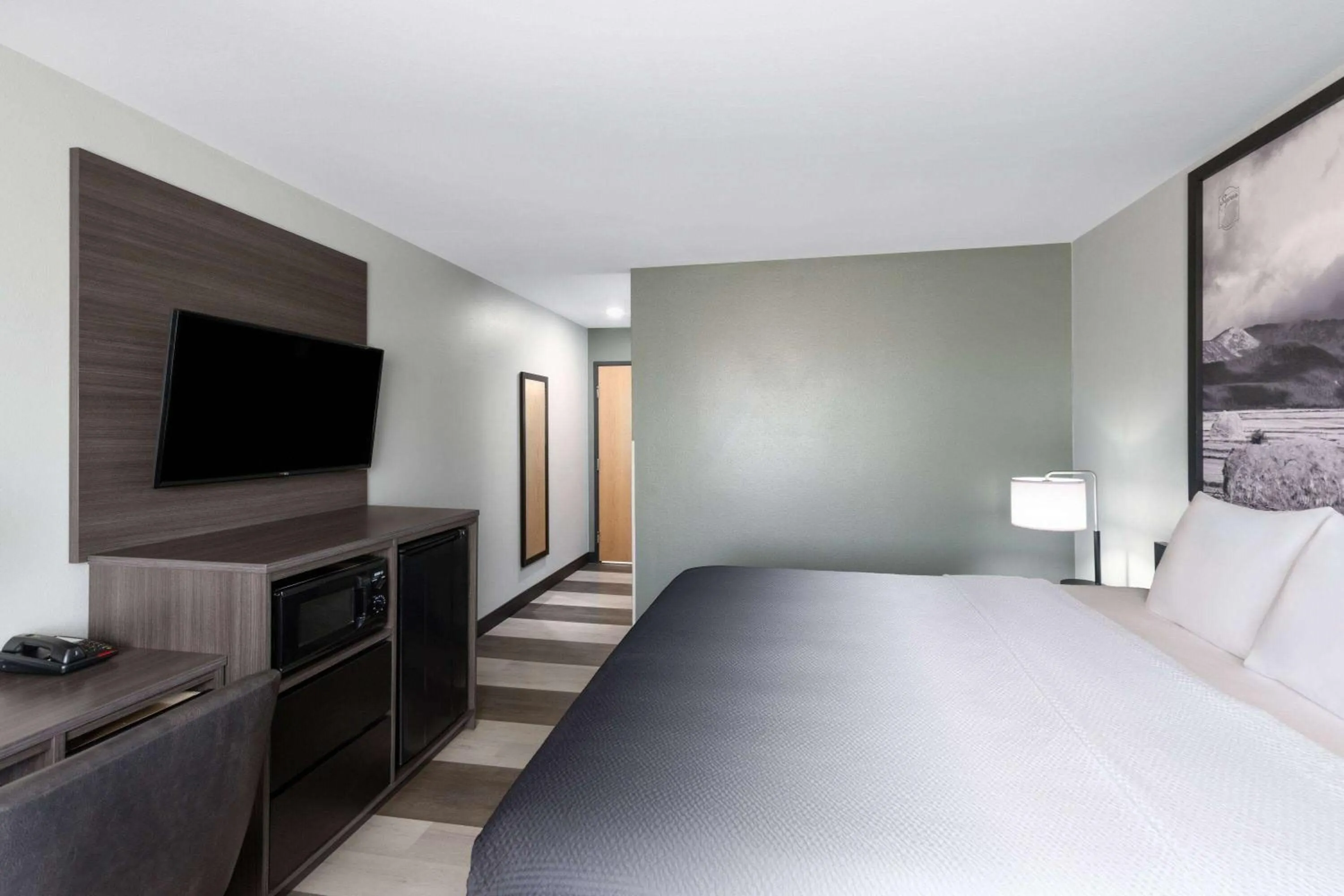 Photo of the whole room, Bed in Super 8 by Wyndham Big Timber