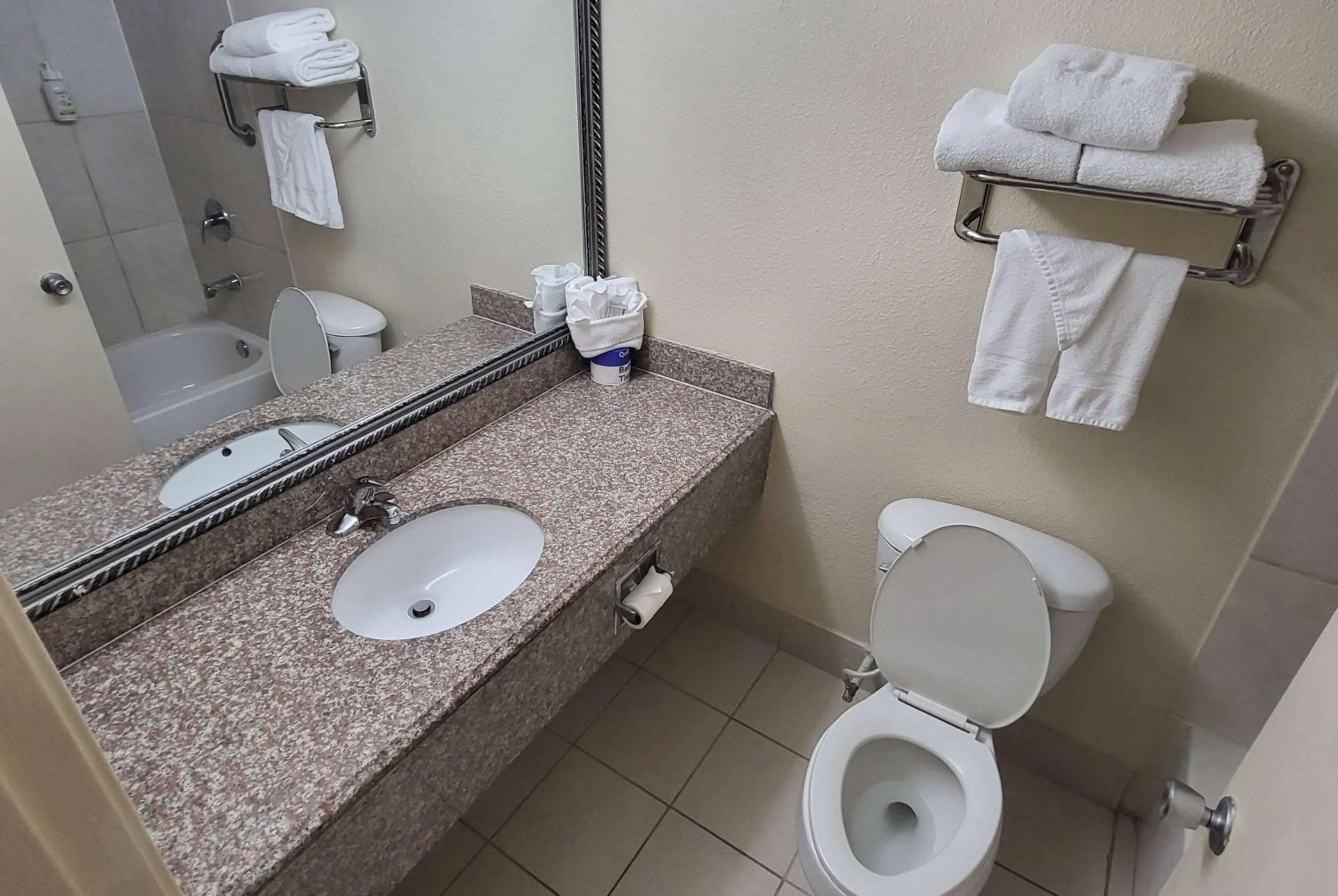 TV and multimedia in Ramada by Wyndham Houston Intercontinental Airport East