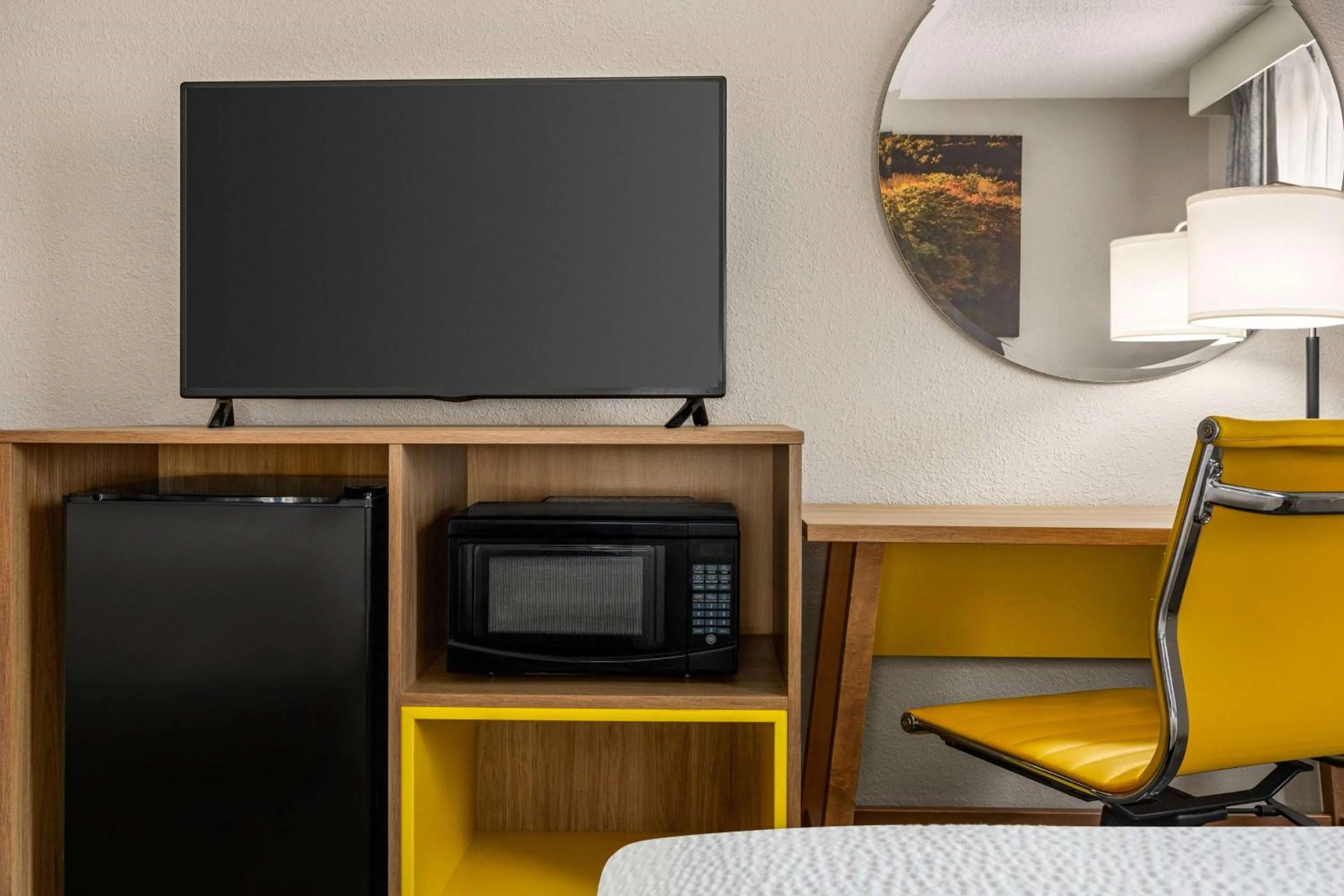 Bedroom in Days Inn by Wyndham Demopolis