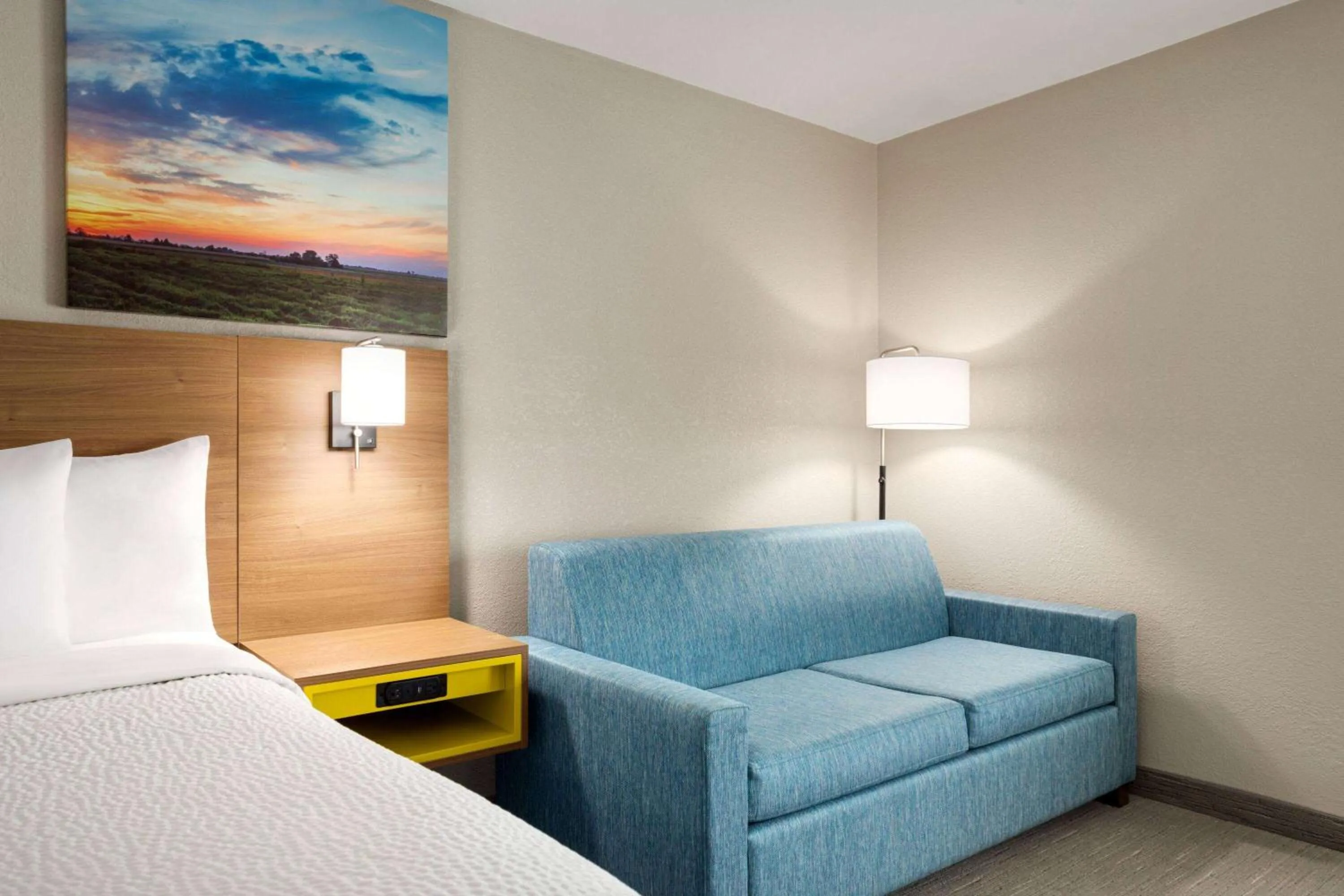 Photo of the whole room, Bed in Days Inn by Wyndham Hillsboro