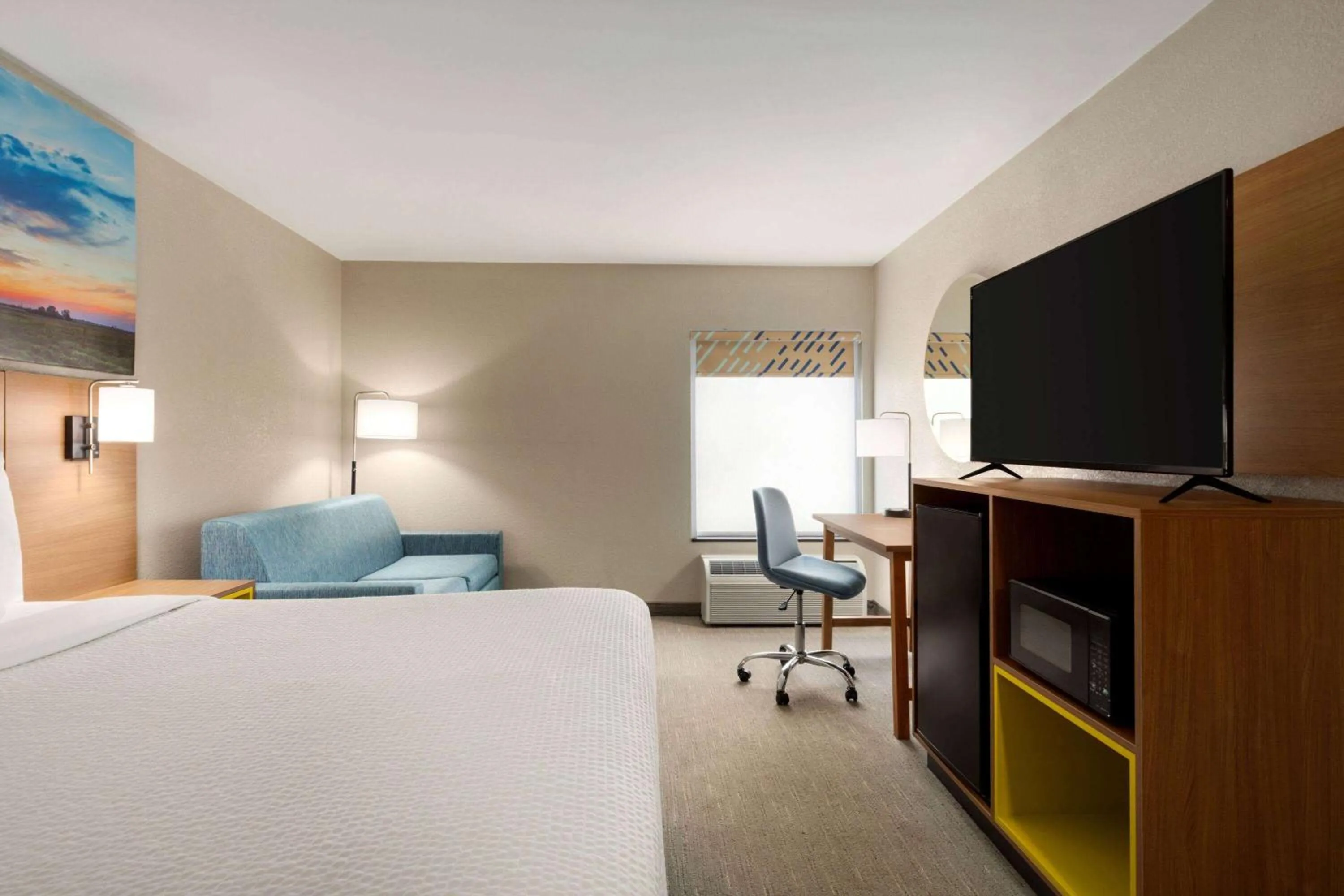 Photo of the whole room, Bed in Days Inn by Wyndham Hillsboro