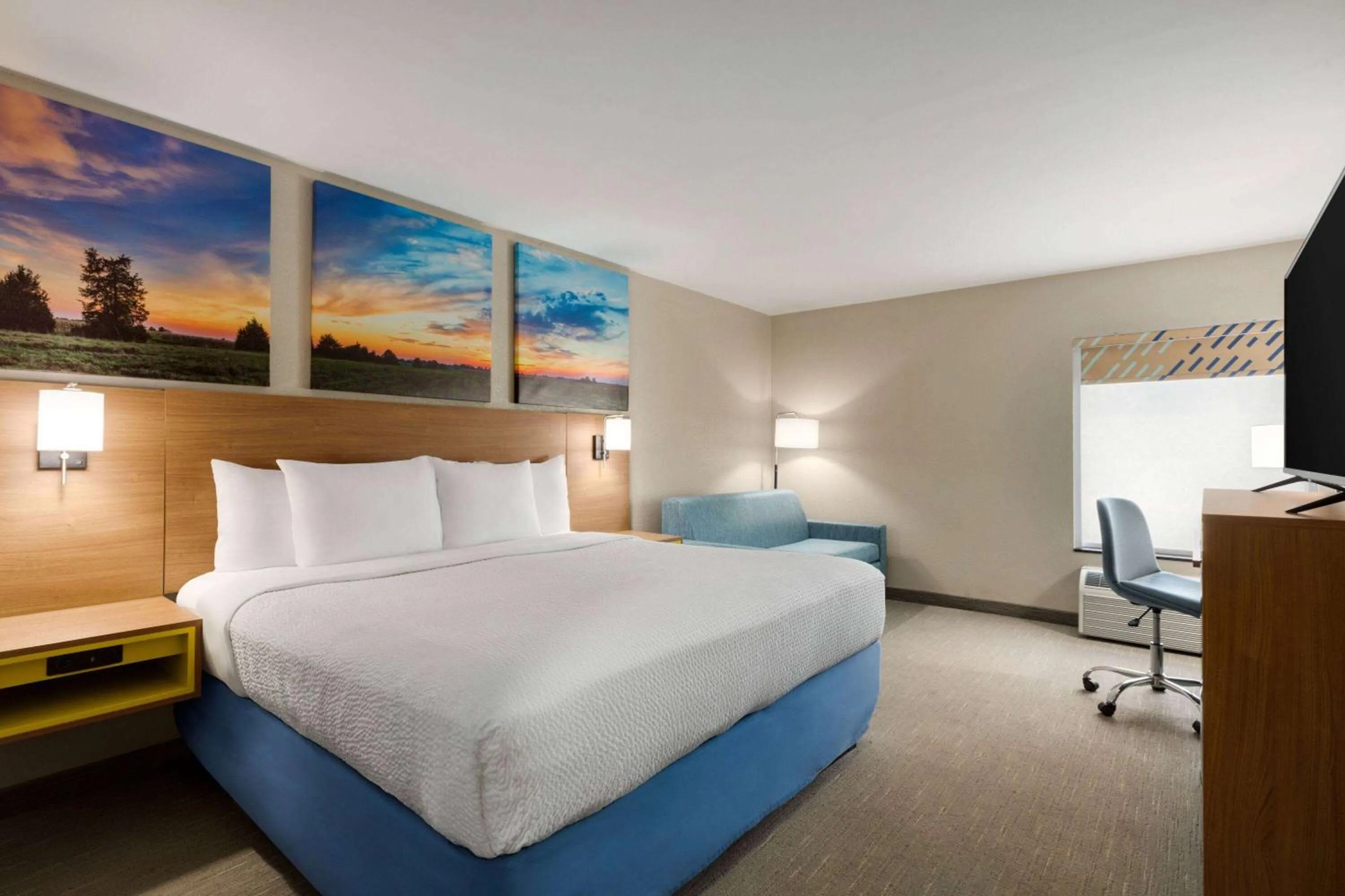 Photo of the whole room, Bed in Days Inn by Wyndham Hillsboro