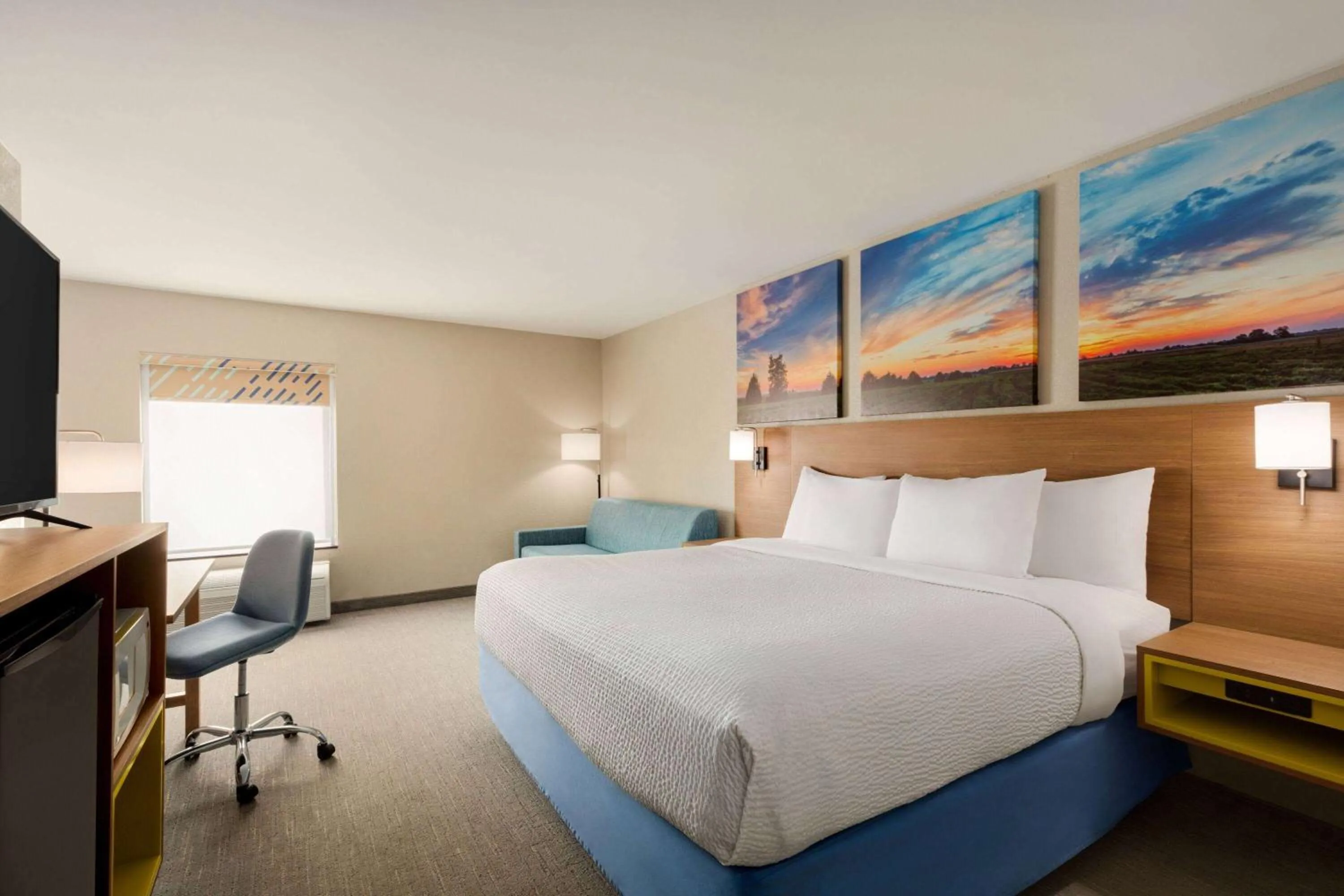 Photo of the whole room, Bed in Days Inn by Wyndham Hillsboro