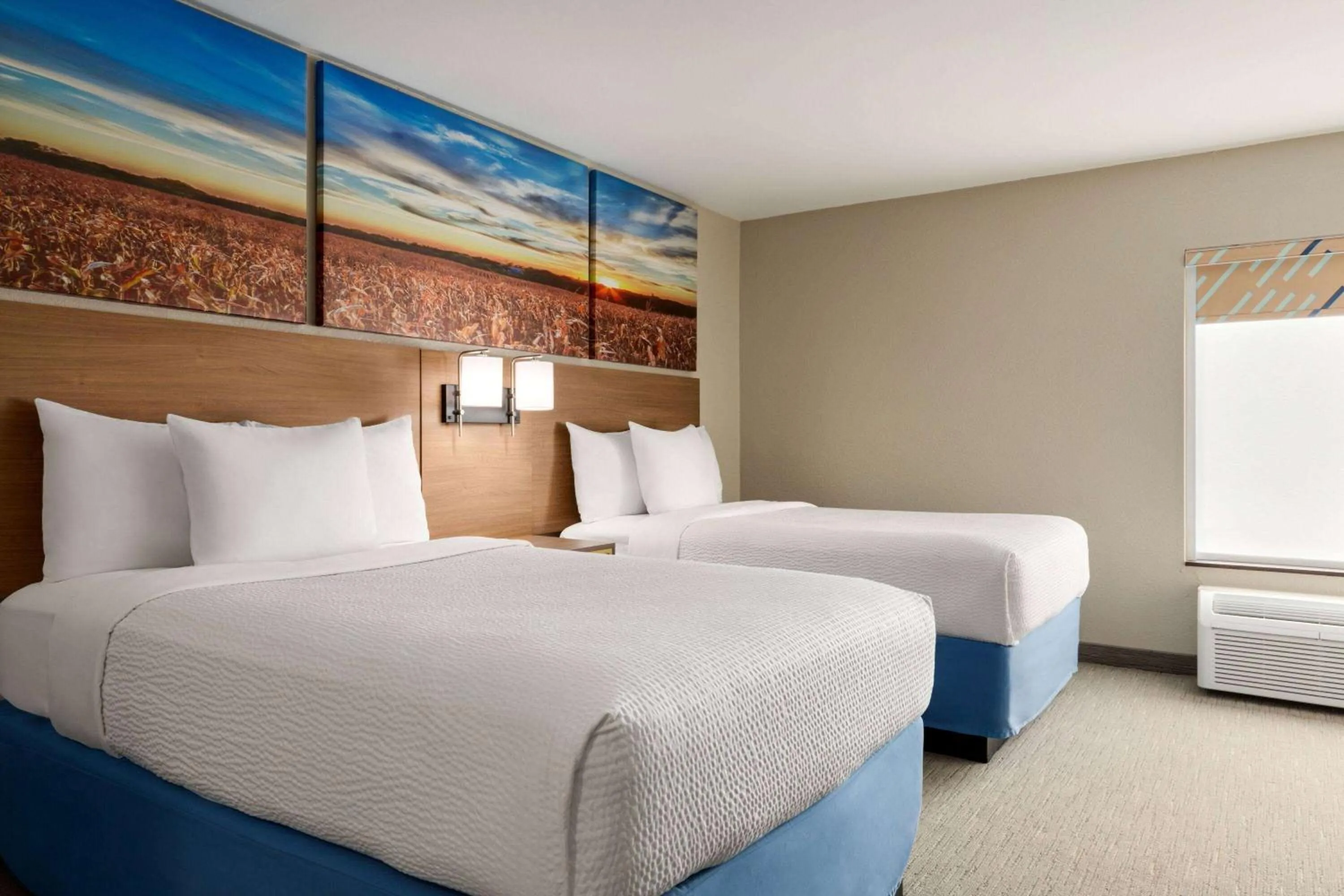 Photo of the whole room, Bed in Days Inn by Wyndham Hillsboro