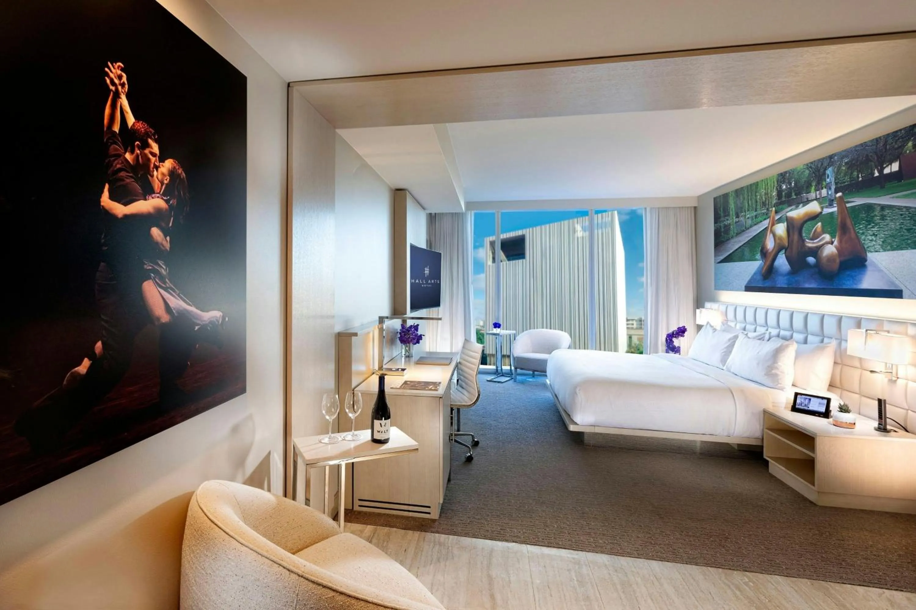 Photo of the whole room, Bed in HALL Arts Hotel, Dallas, Autograph Collection