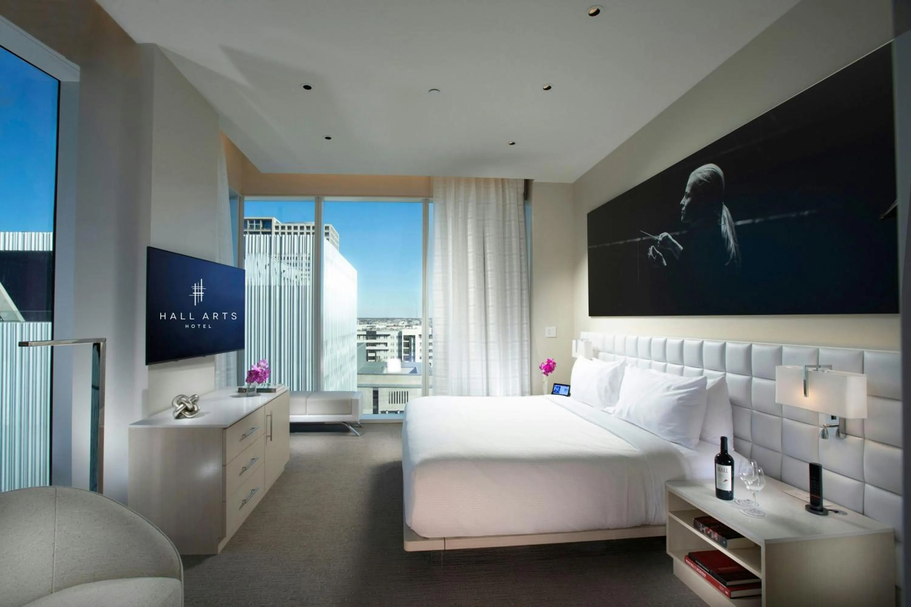 Bedroom, Bed in HALL Arts Hotel, Dallas, Autograph Collection