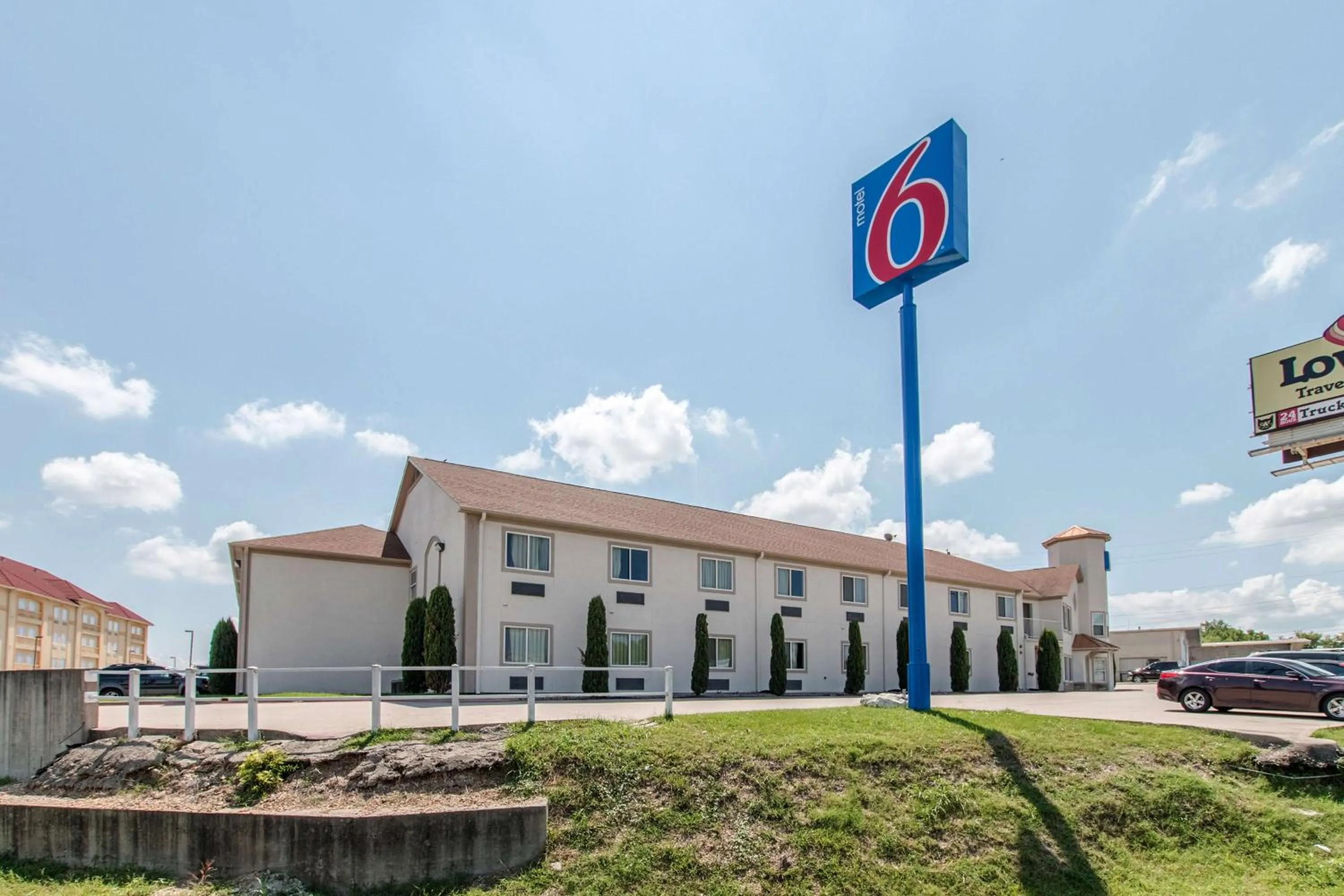 Property building in Motel 6-Hutchins, TX