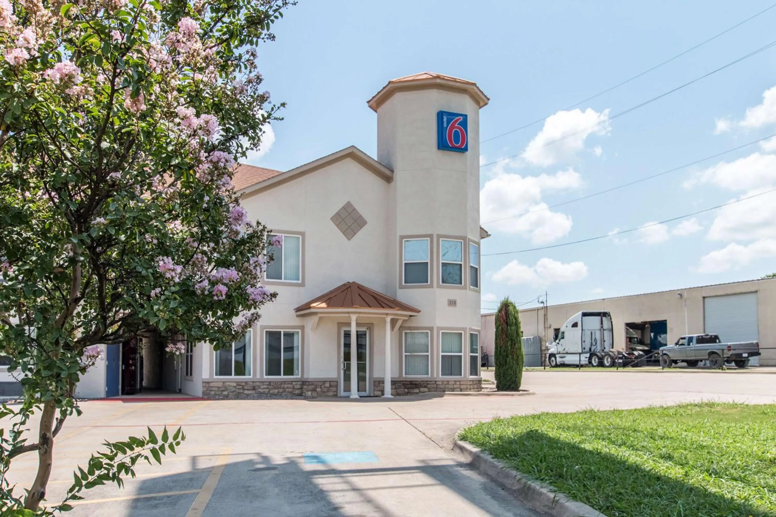 Property building in Motel 6-Hutchins, TX