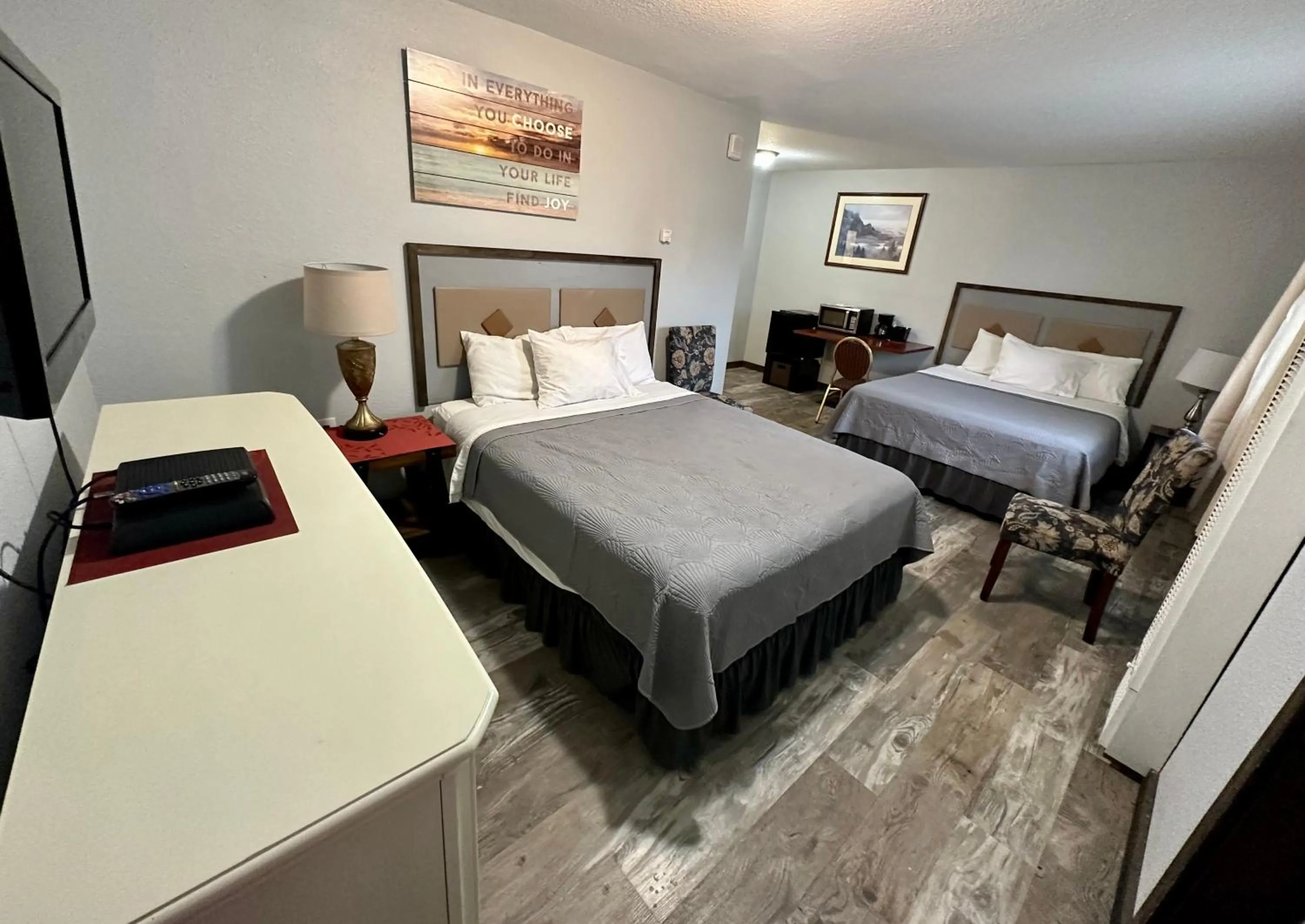 Bed in Alaska Angler's Inn