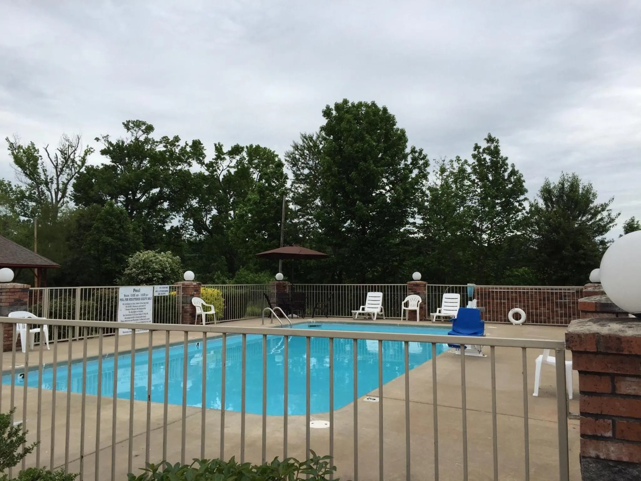 Swimming pool in Americas Best Value Inn Cabot