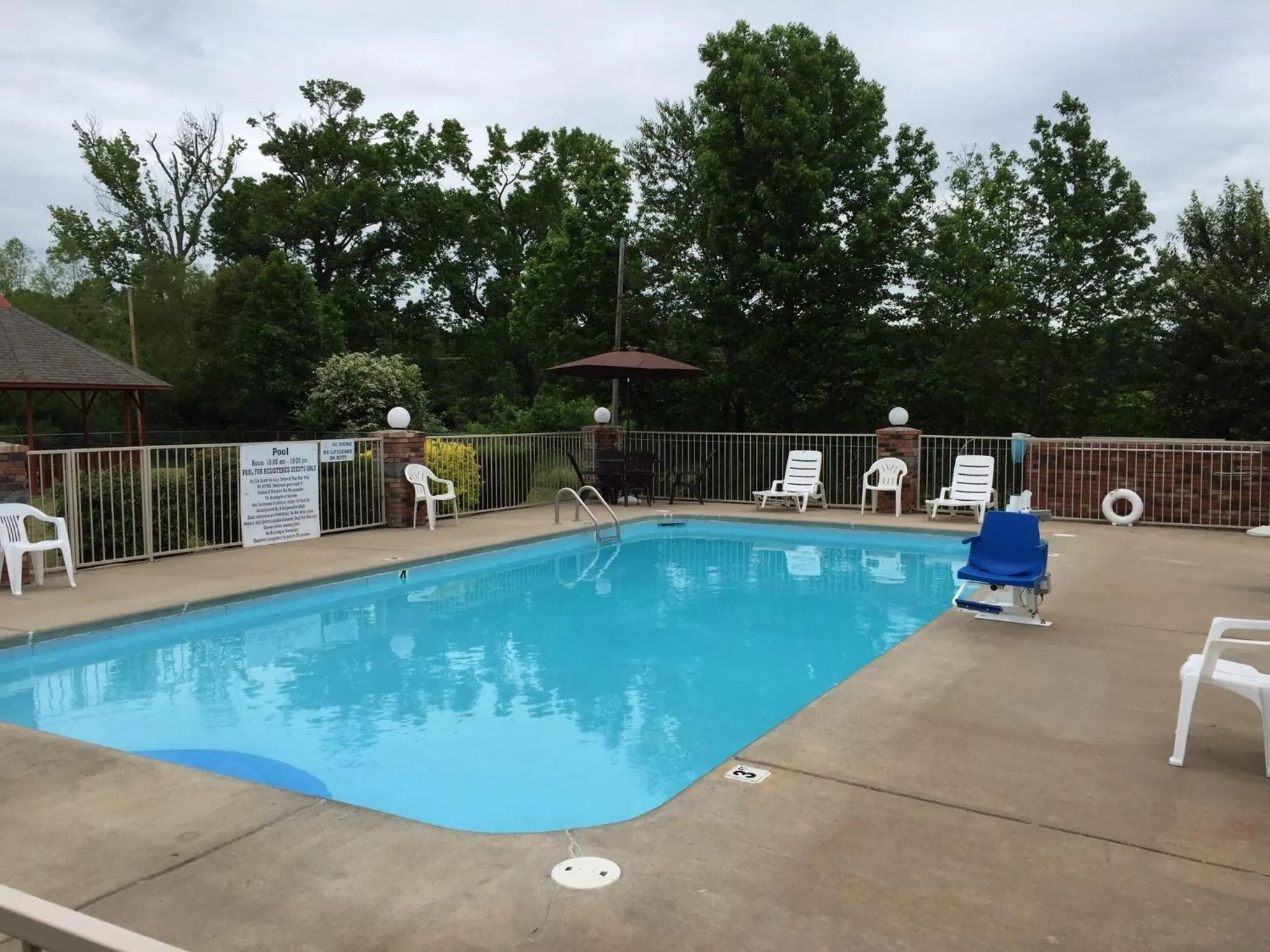 Swimming pool in Americas Best Value Inn Cabot