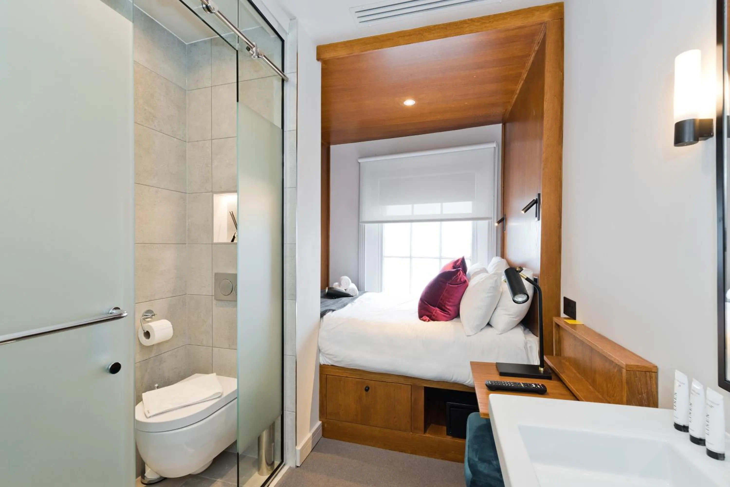 Shower, Bed in Templebar Rooms
