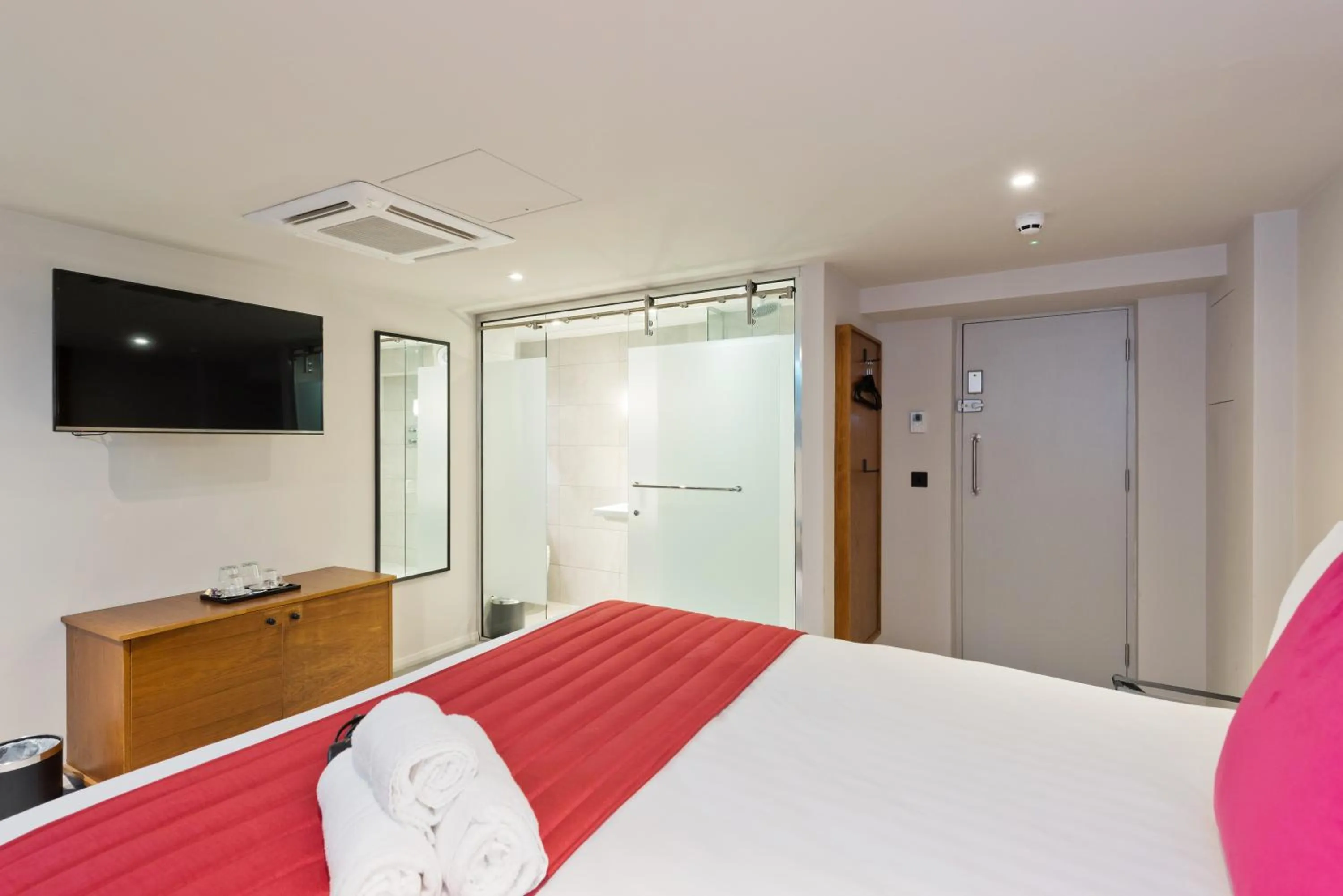 Communal lounge/ TV room, Bed in Templebar Rooms