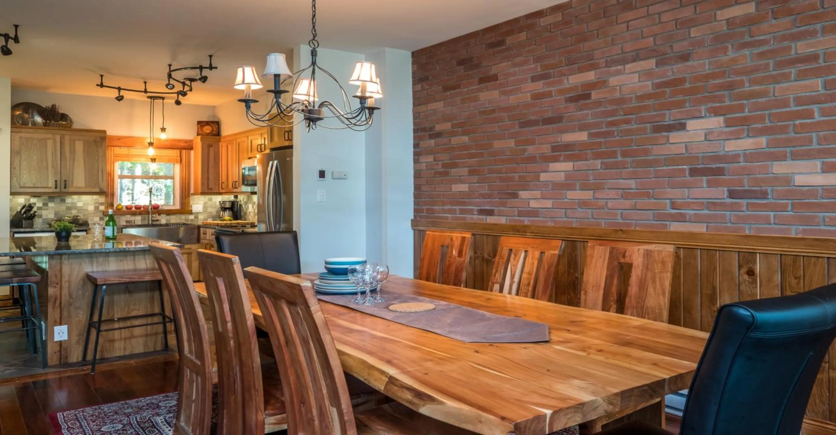 Dining area in Le Boisé by Rendez-Vous Mont-Tremblant