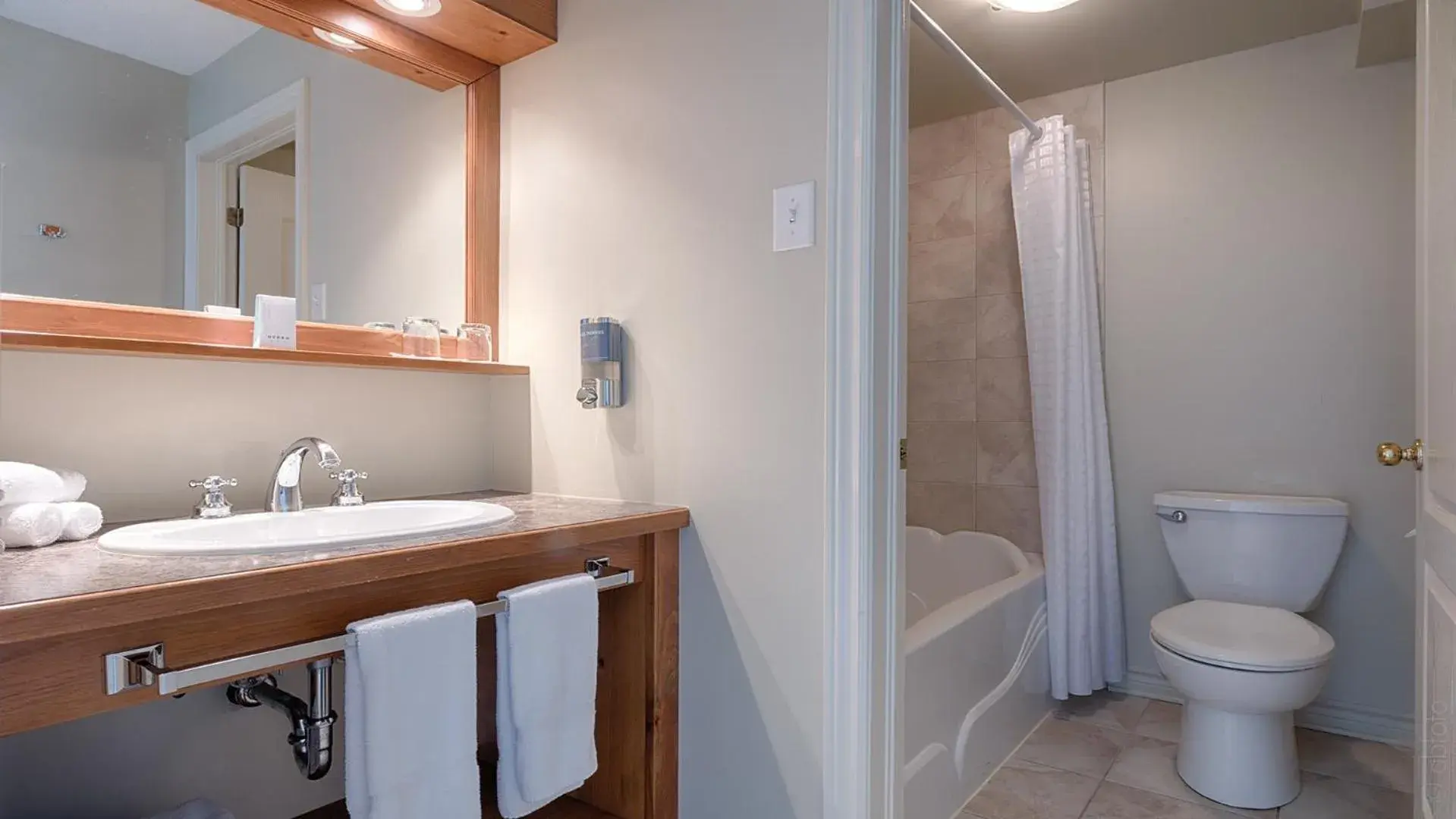 Superior Queen Room with Two Queen Beds and River View in Auberge Handfield et Spa Superior Queen Room with Two Queen Beds and River View in Auberge Handfield et Spa