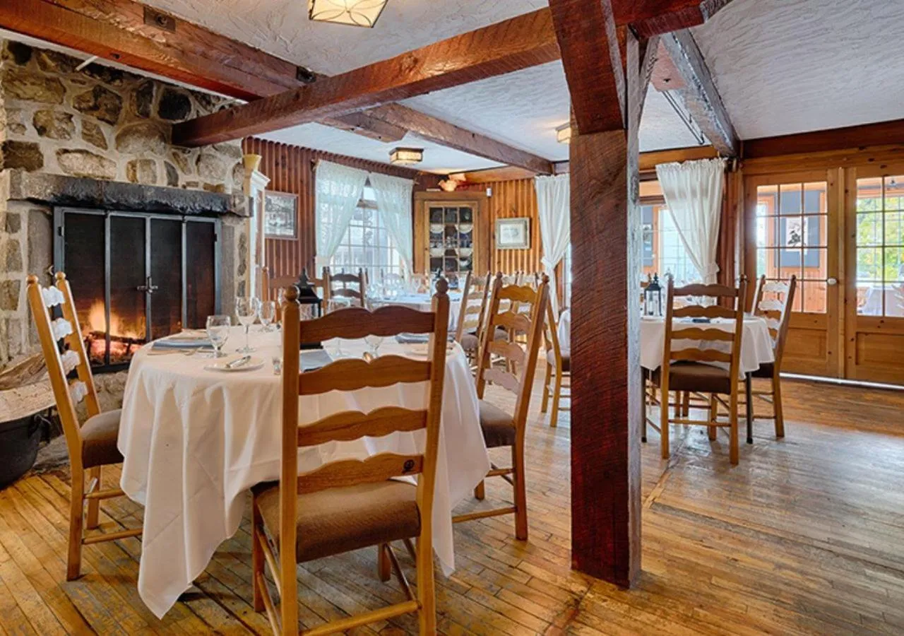 Restaurant/places to eat in Auberge Handfield et Spa