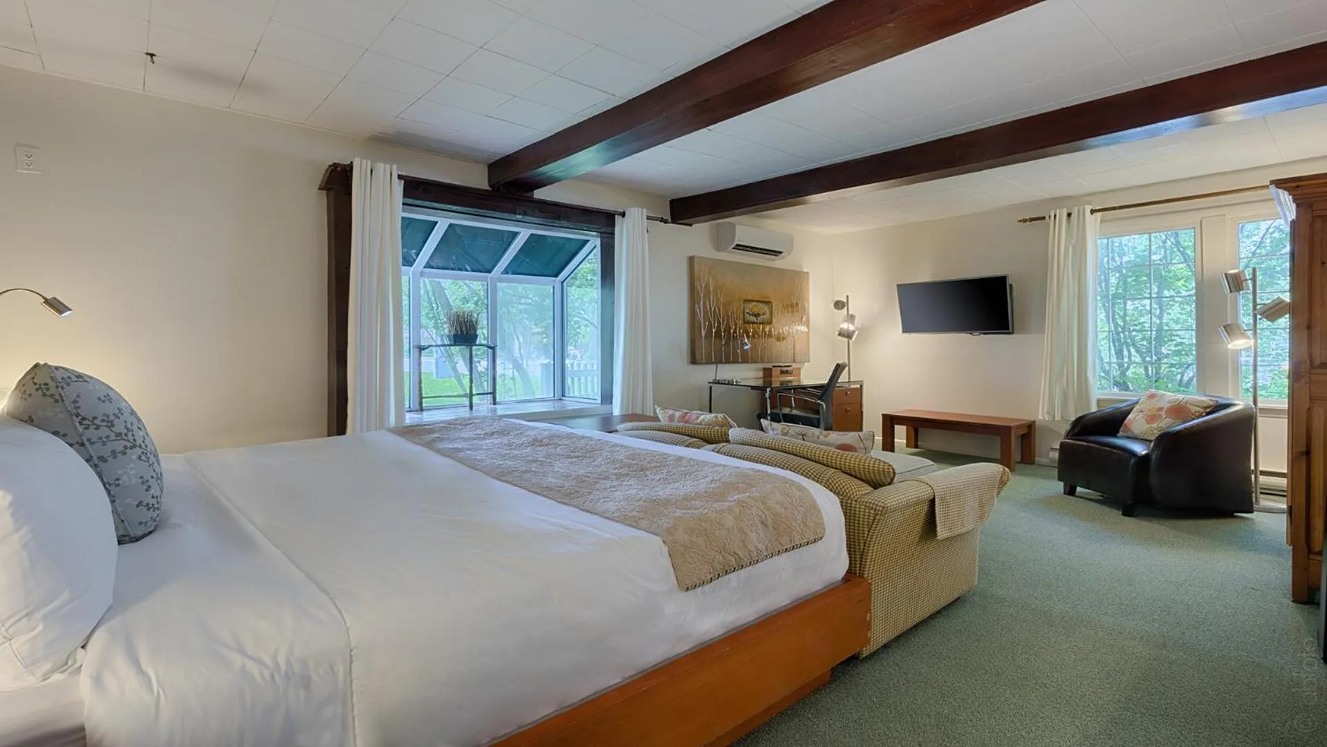 Photo of the whole room, Bed in Auberge Handfield et Spa