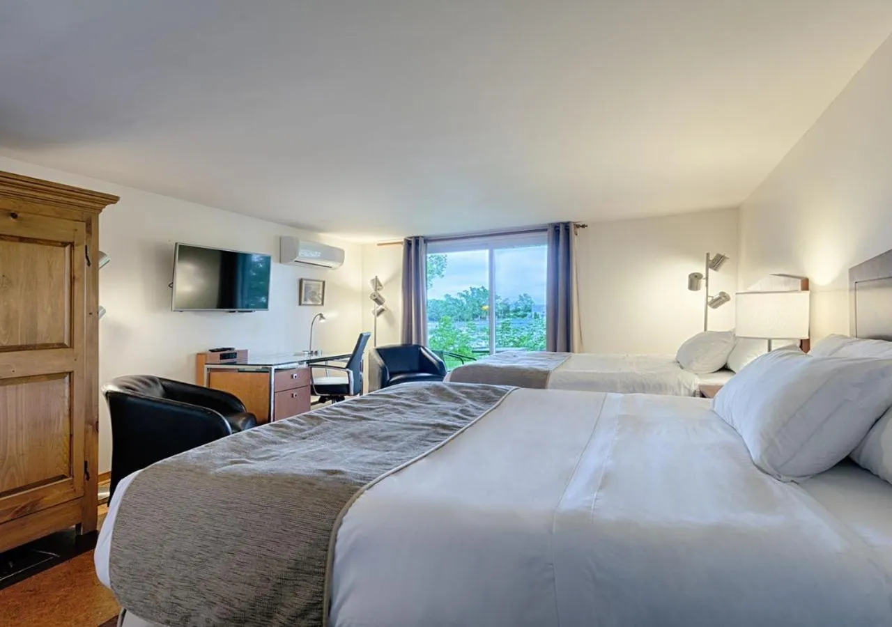 Photo of the whole room, Bed in Auberge Handfield et Spa