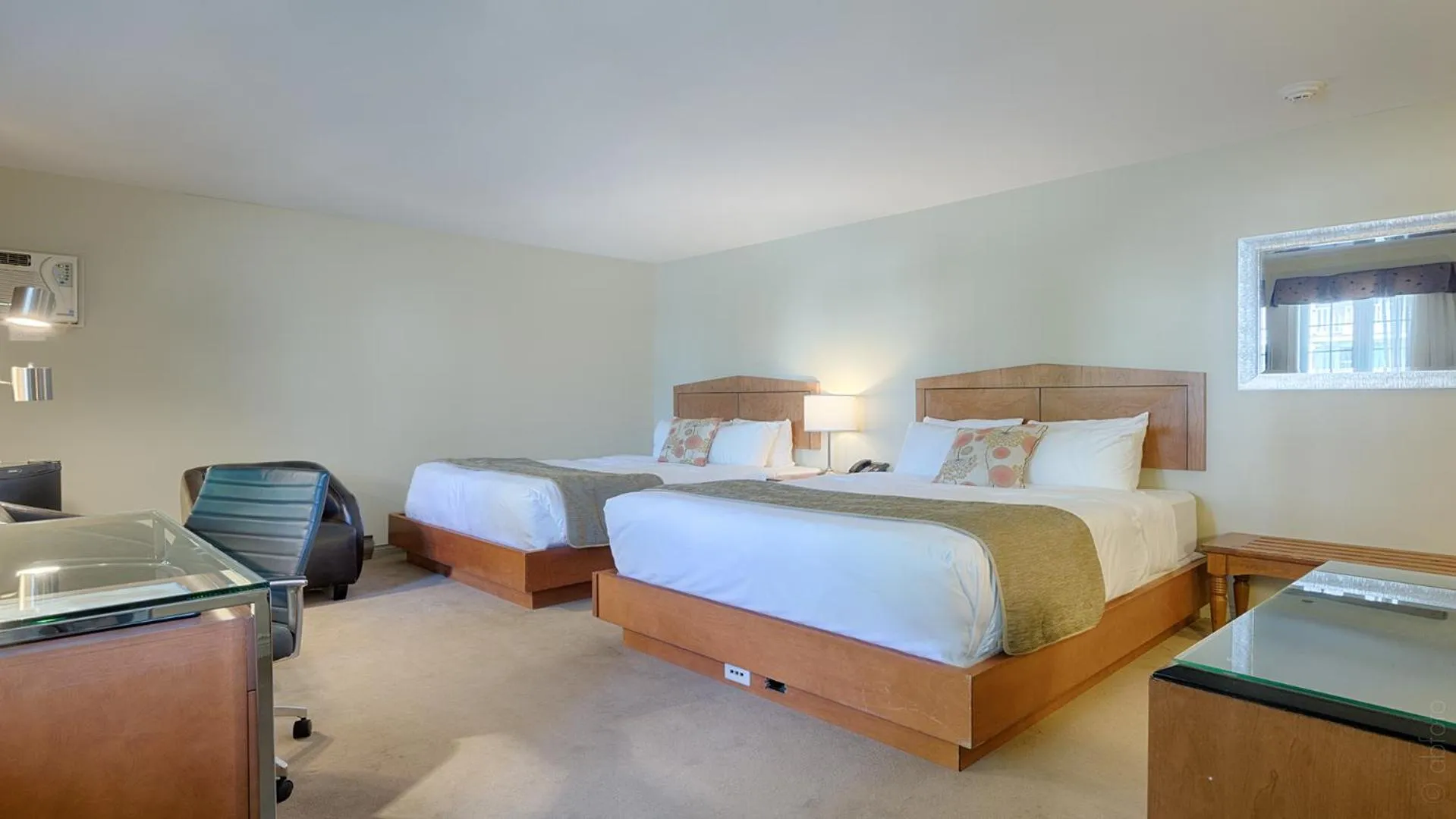 Photo of the whole room, Bed in Auberge Handfield et Spa