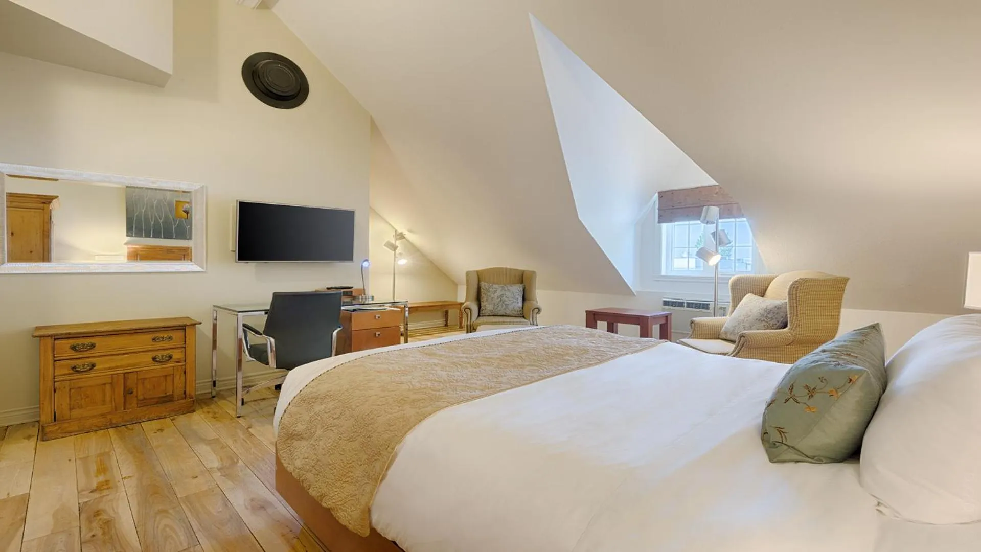 Photo of the whole room, Bed in Auberge Handfield et Spa