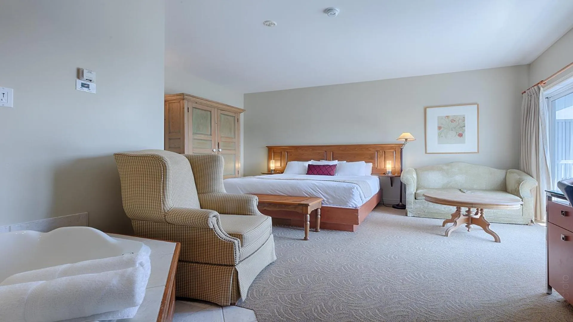 Photo of the whole room, Bed in Auberge Handfield et Spa