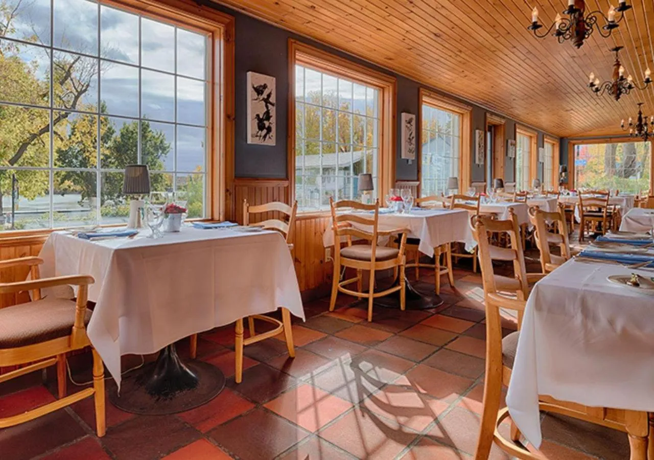 Restaurant/places to eat in Auberge Handfield et Spa