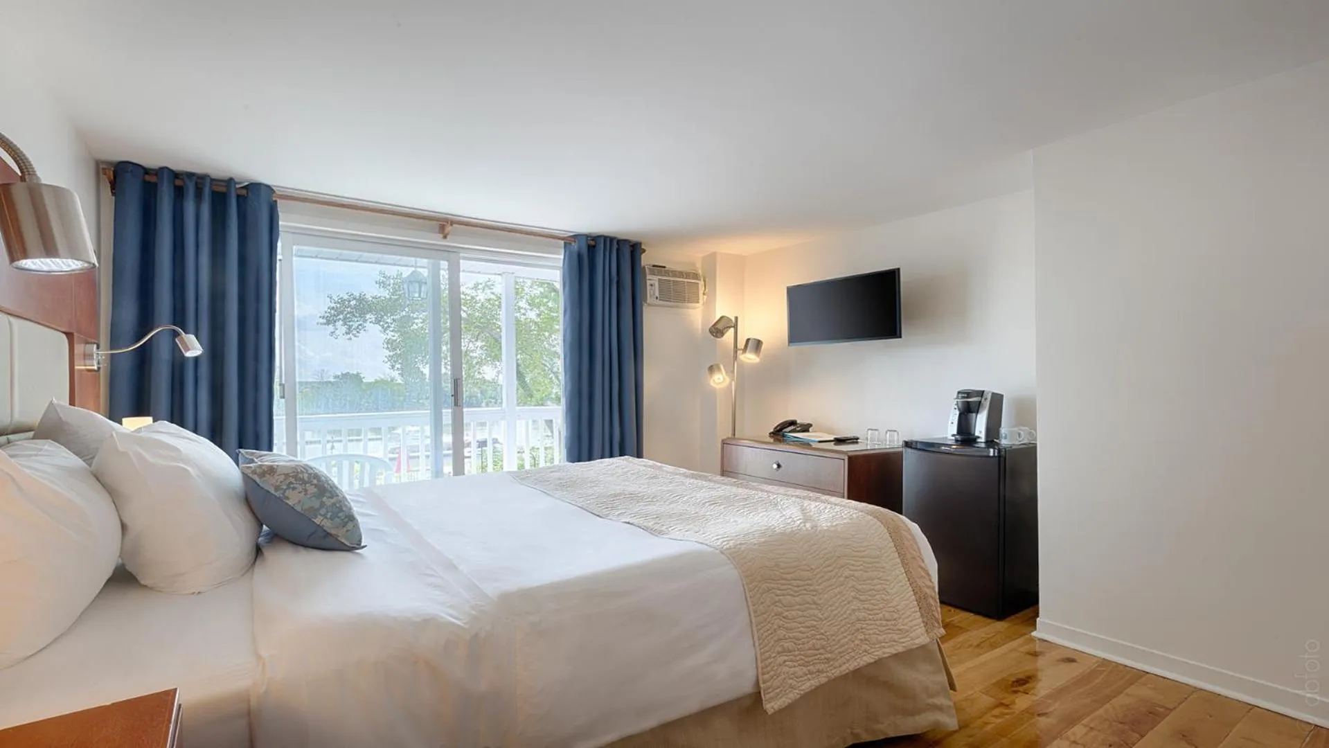 Bed in Auberge Handfield et Spa