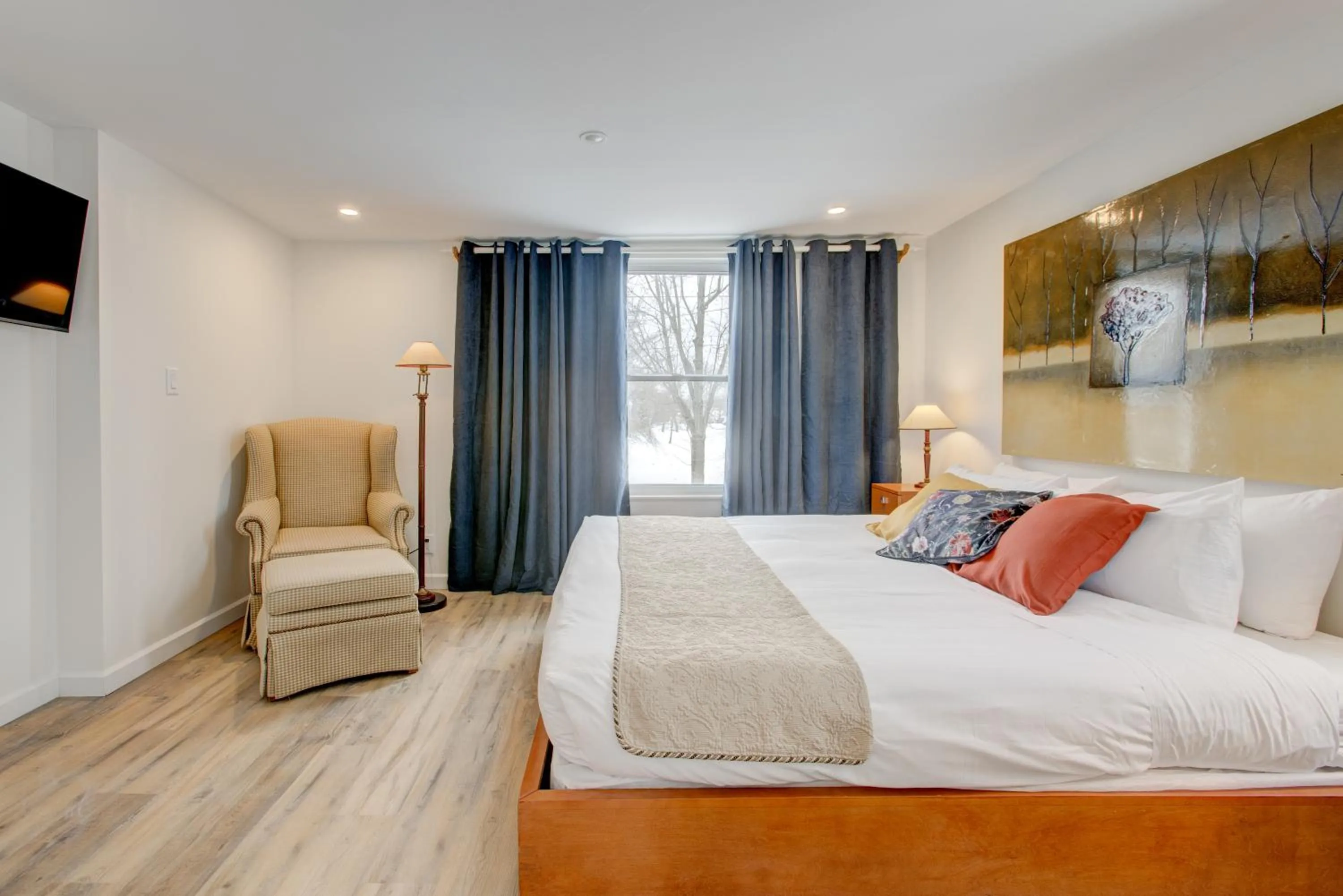 Photo of the whole room, Bed in Auberge Handfield et Spa