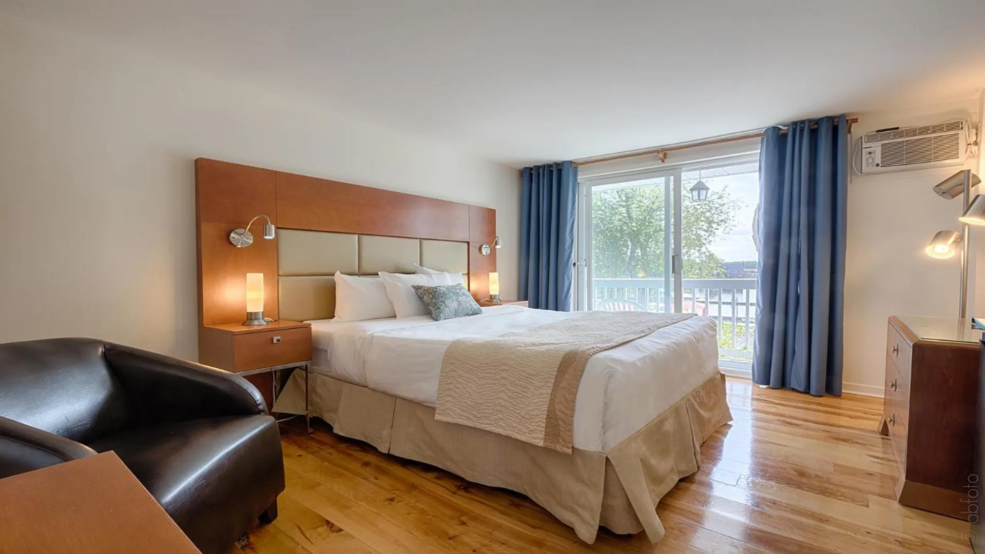 Bed in Auberge Handfield et Spa