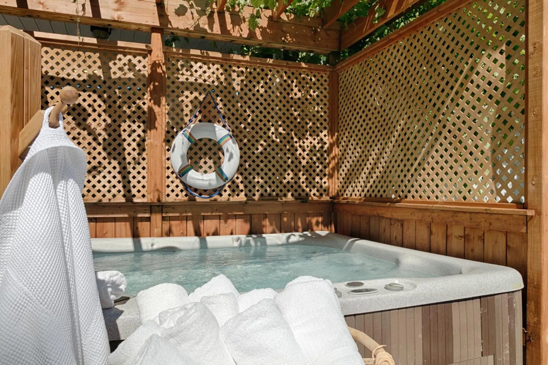 Hot Tub in Auberge Handfield et Spa