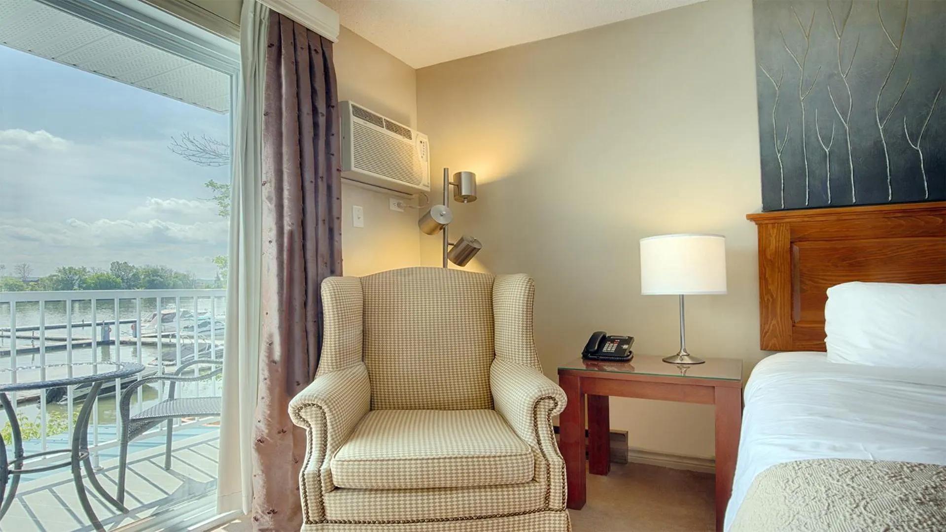 Bedroom, Bed in Auberge Handfield et Spa