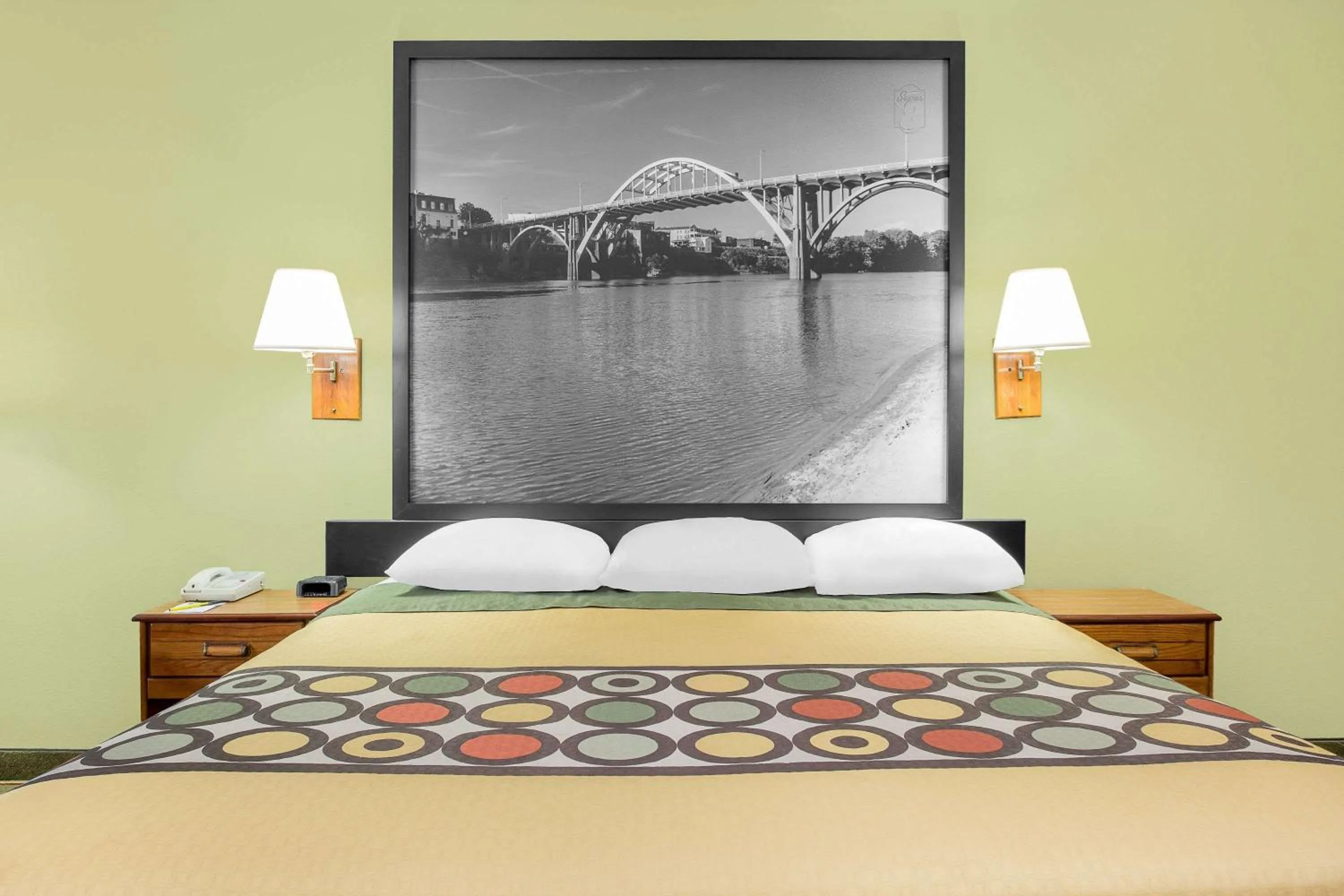 Photo of the whole room, Bed in Super 8 by Wyndham Eufaula