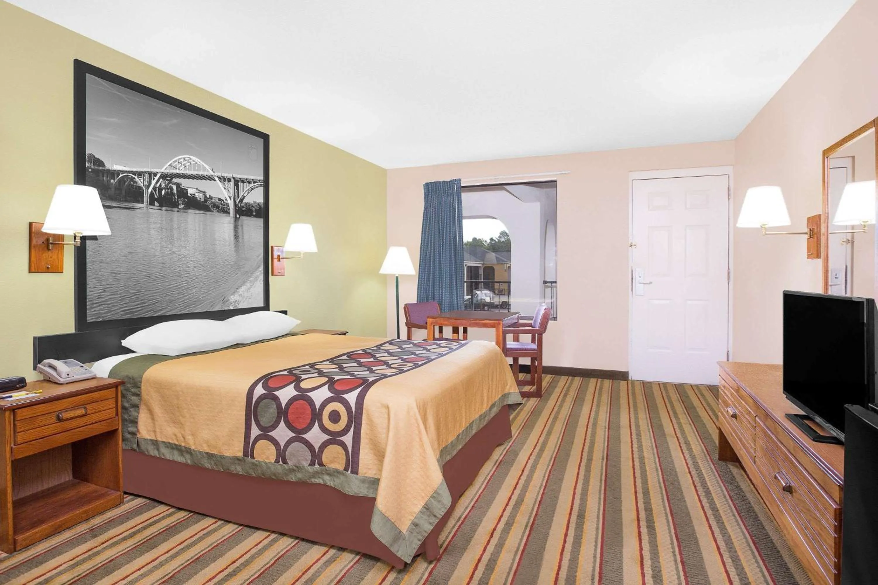 Photo of the whole room, Bed in Super 8 by Wyndham Eufaula