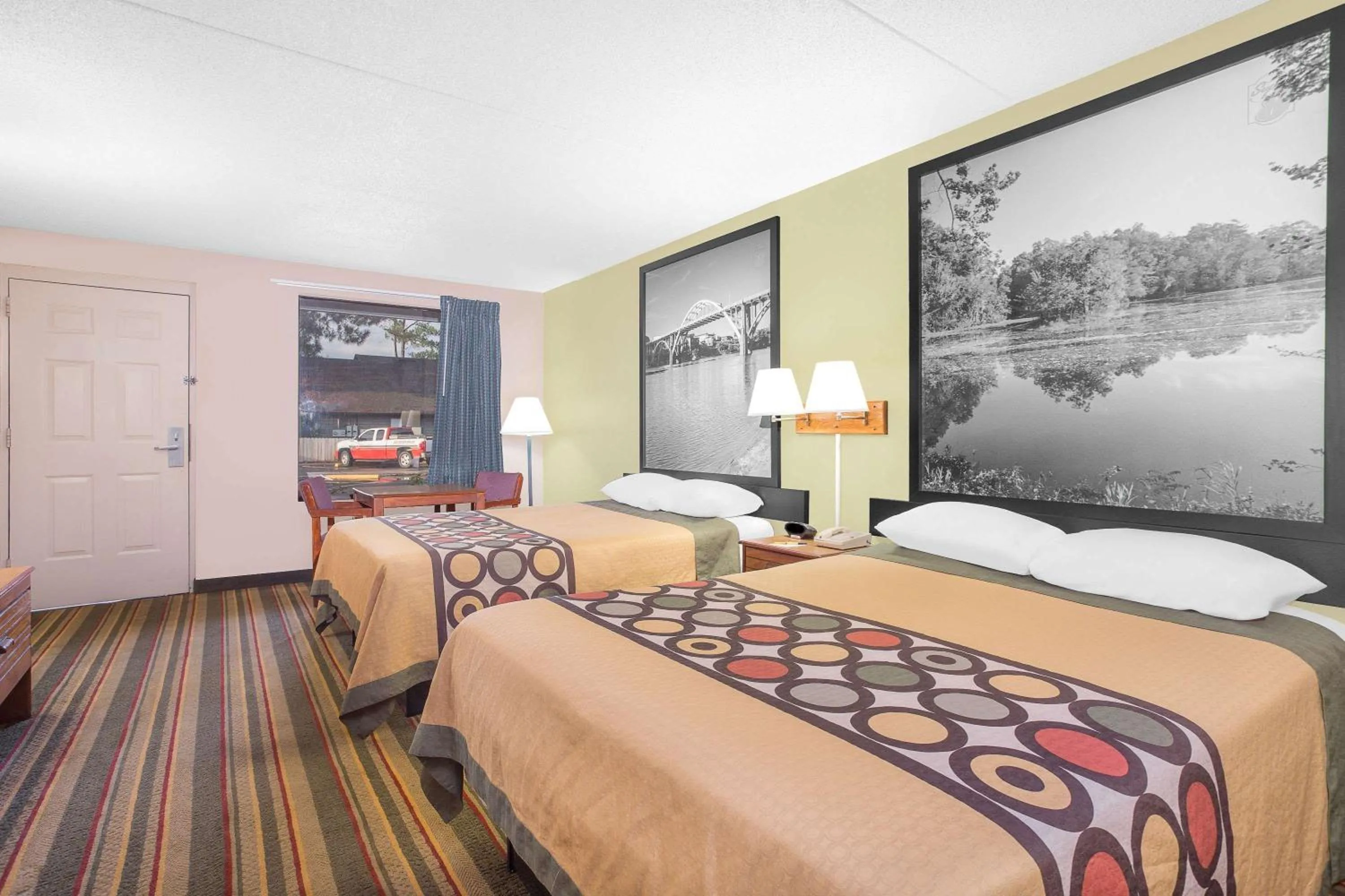 Photo of the whole room, Bed in Super 8 by Wyndham Eufaula