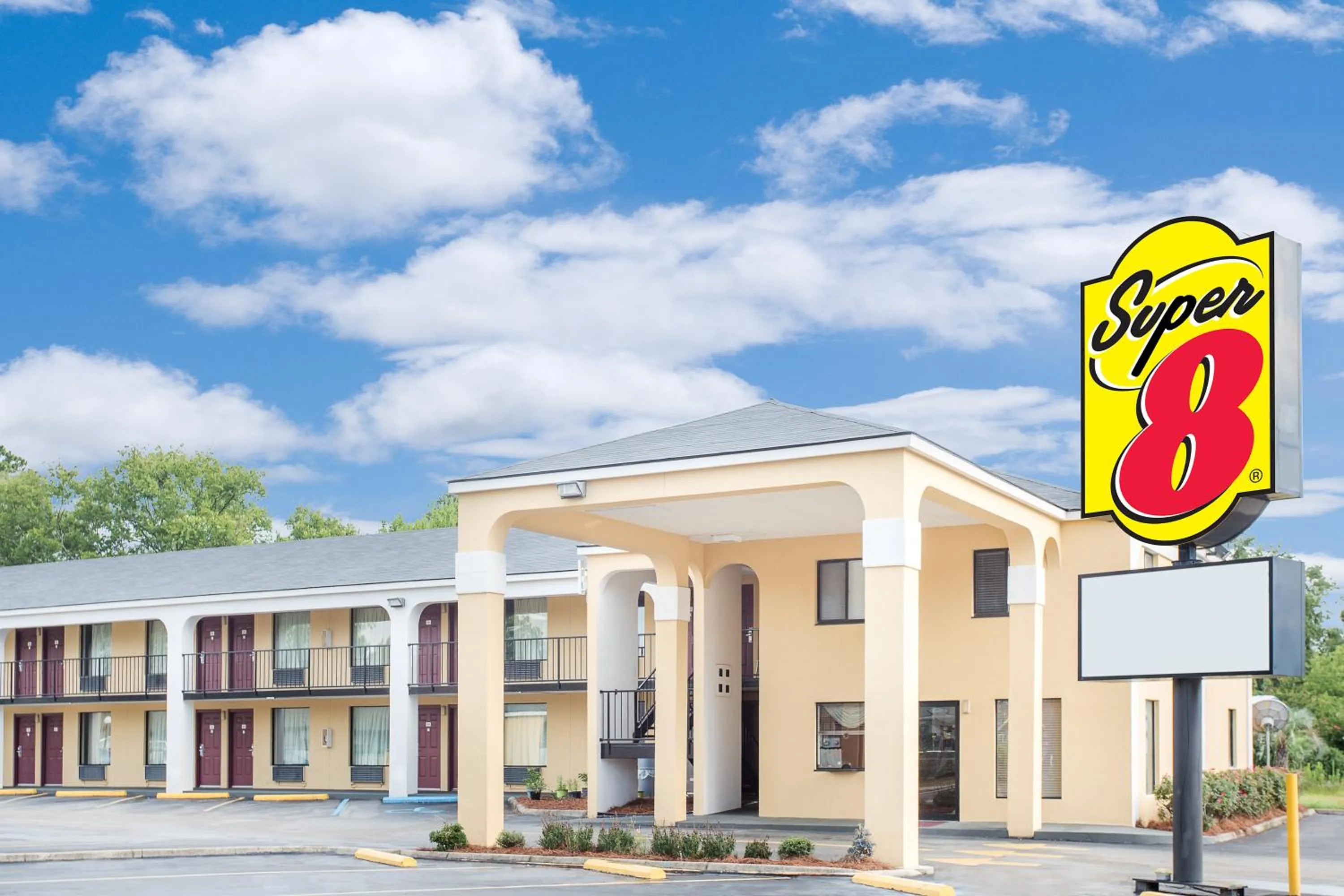 Facade/entrance in Super 8 by Wyndham Eufaula