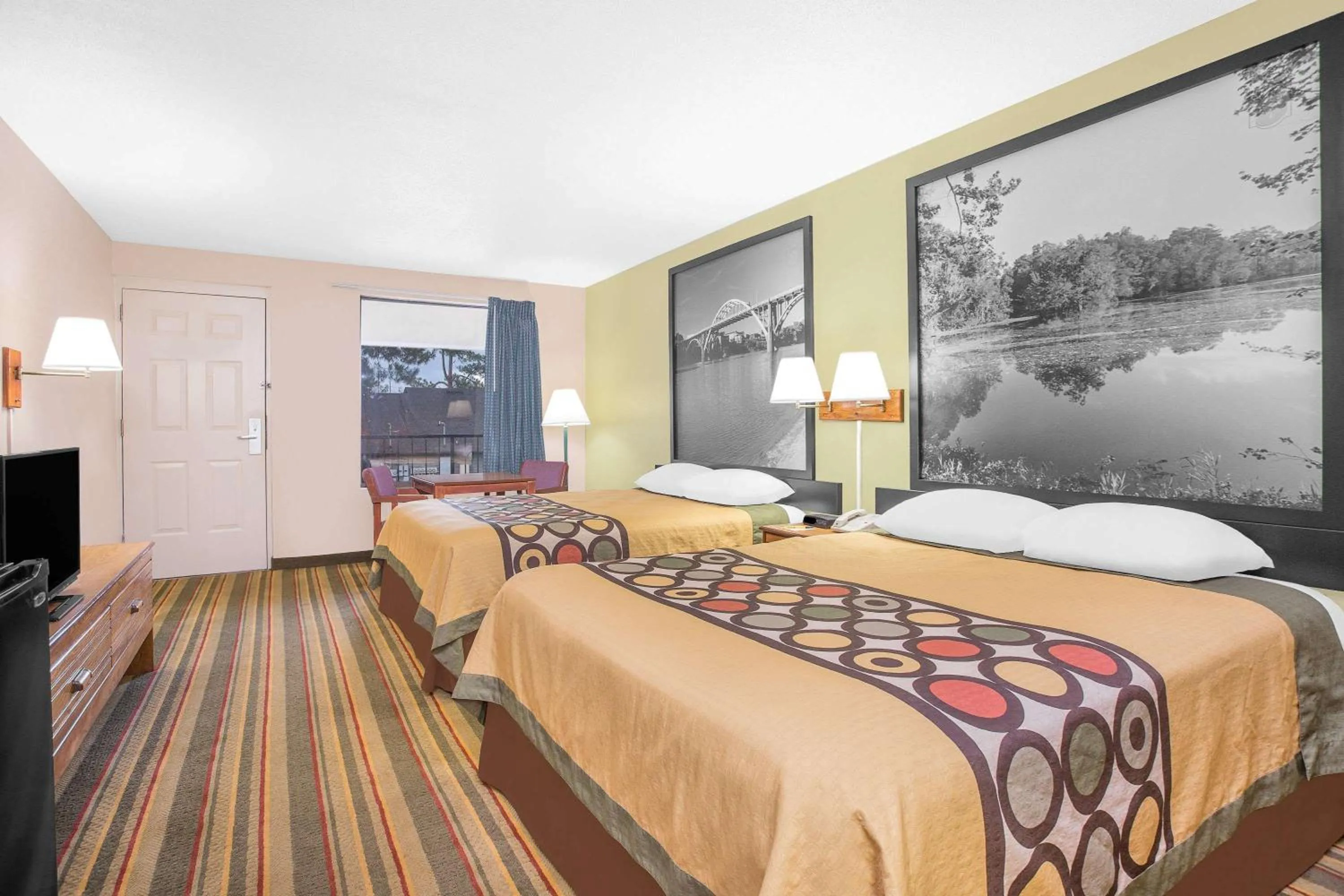 Photo of the whole room, Bed in Super 8 by Wyndham Eufaula