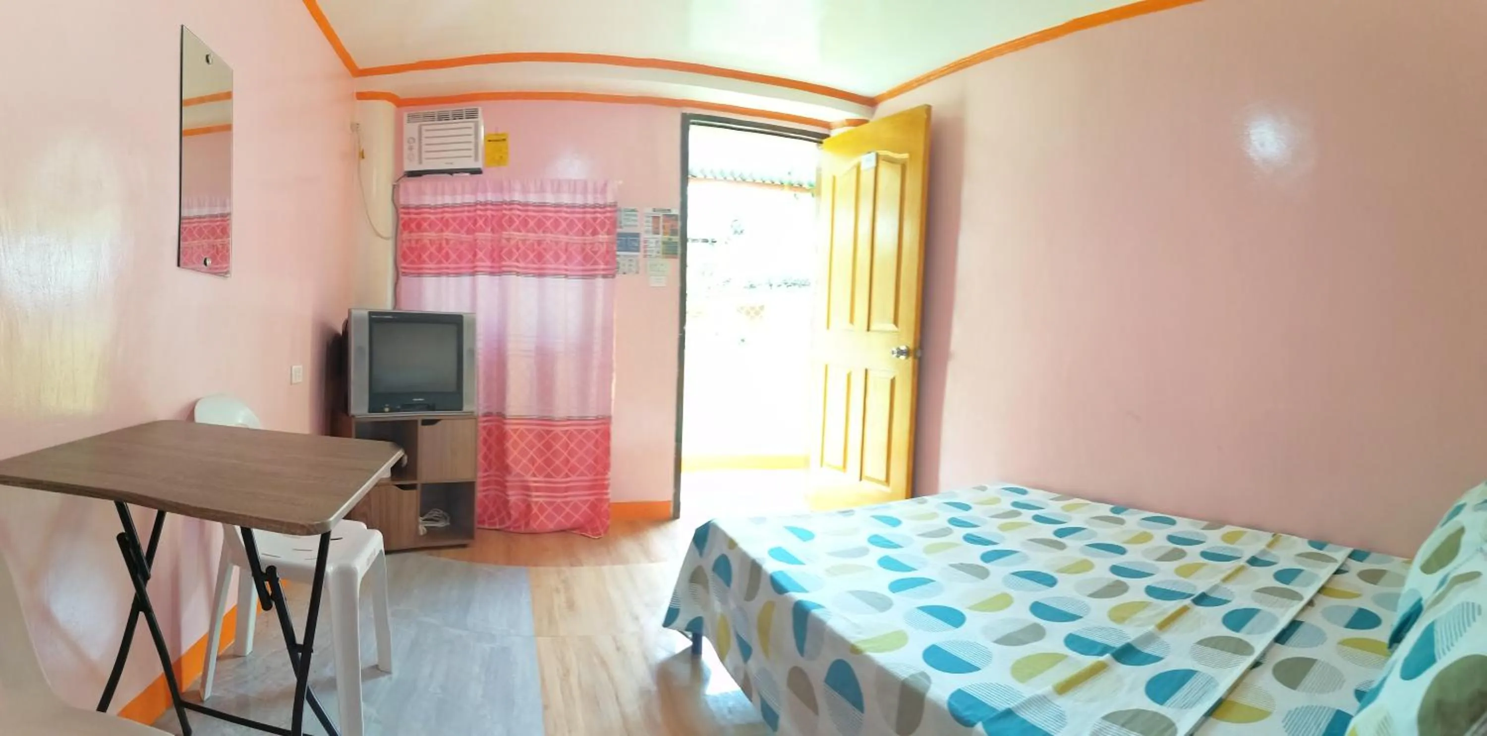 Photo of the whole room, Bed in Alona J&J Tourist Inn