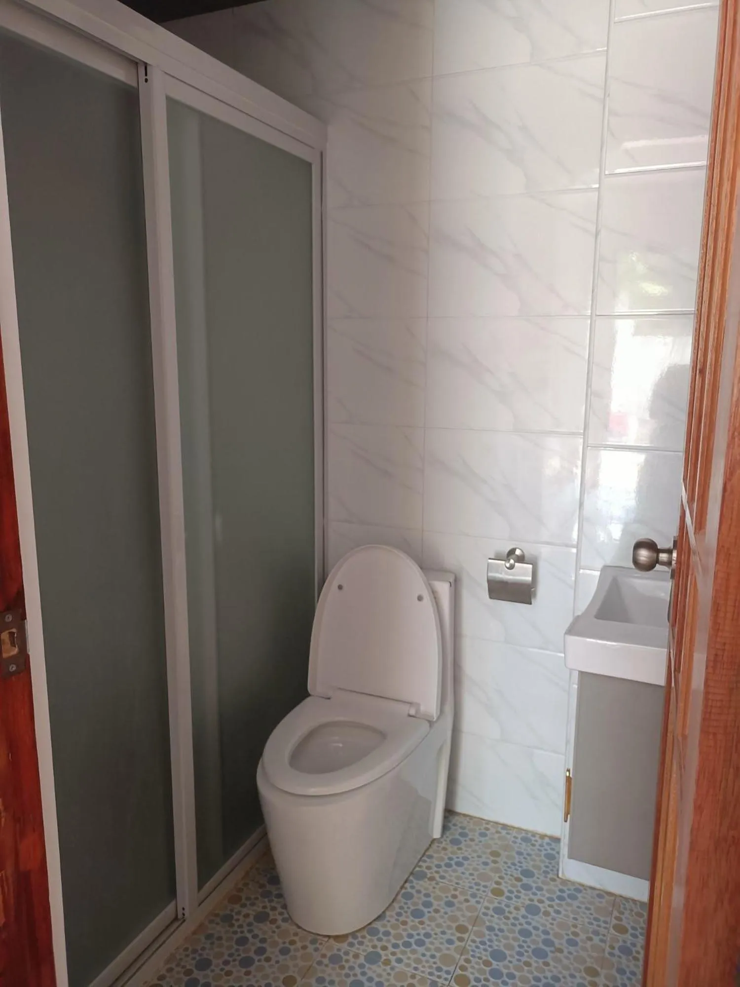 Shower in Alona J&J Tourist Inn