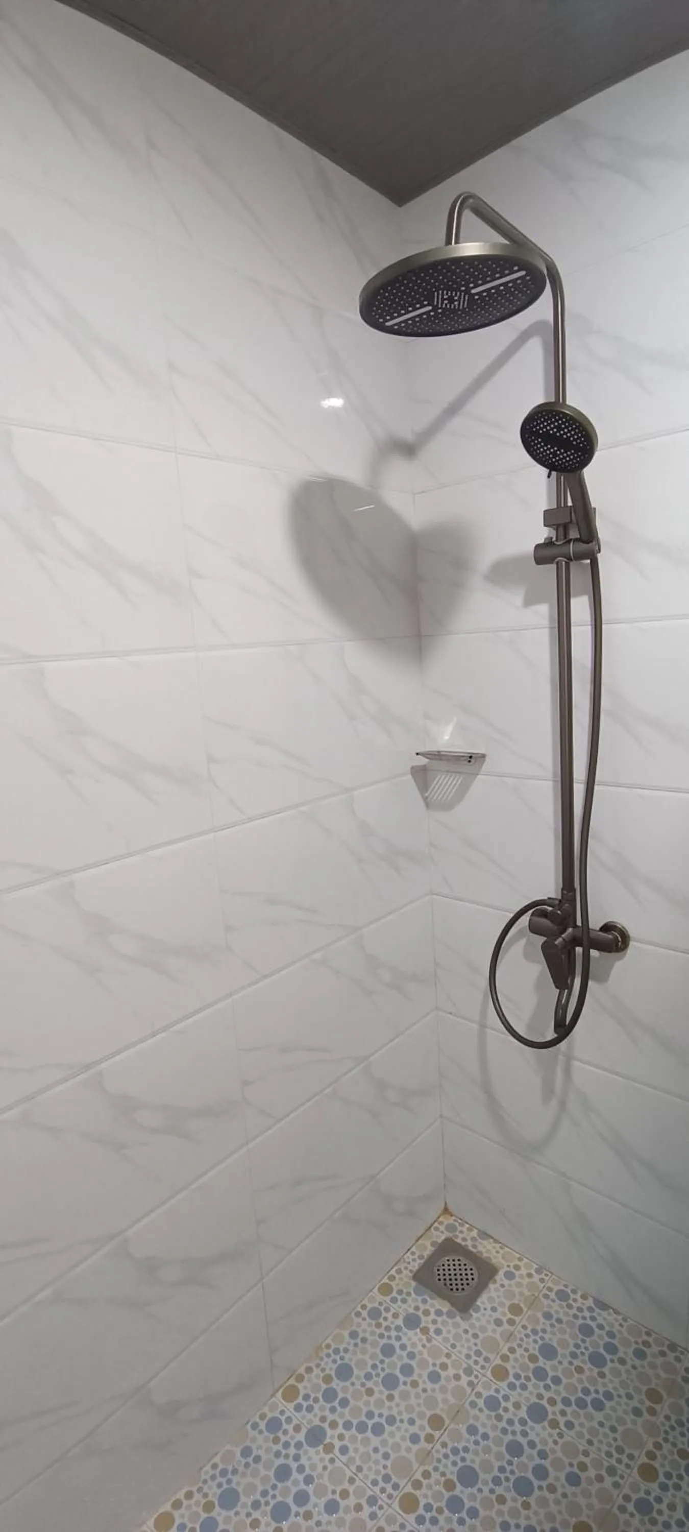 Shower in Alona J&J Tourist Inn