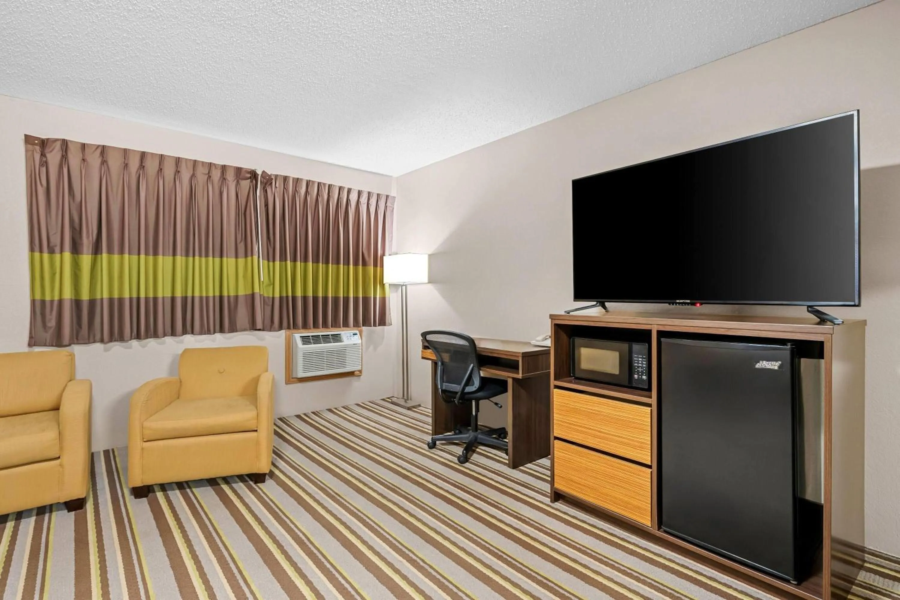 Photo of the whole room in Super 8 by Wyndham Blue Earth