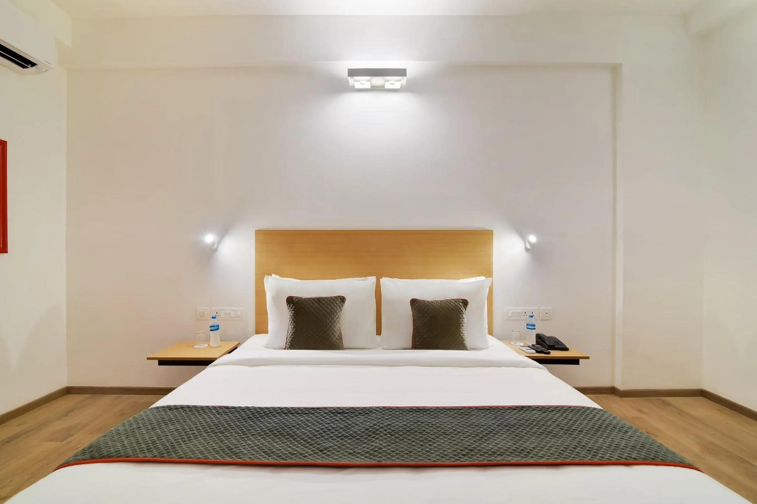 Bedroom, Bed in Super Townhouse Srm Kuppakonam Pudur