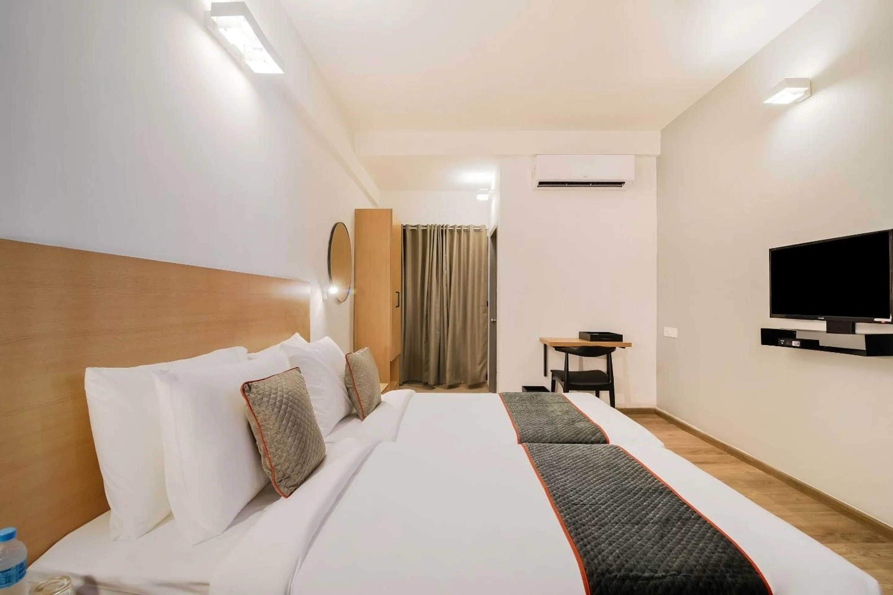 Bedroom, Bed in Super Townhouse Srm Kuppakonam Pudur